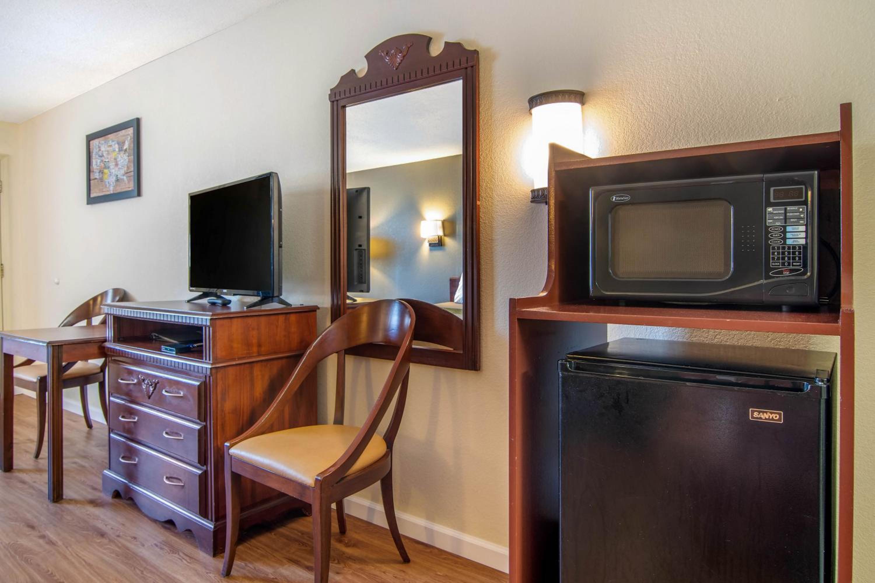 King Suite - Non-Smoking - Photo 3