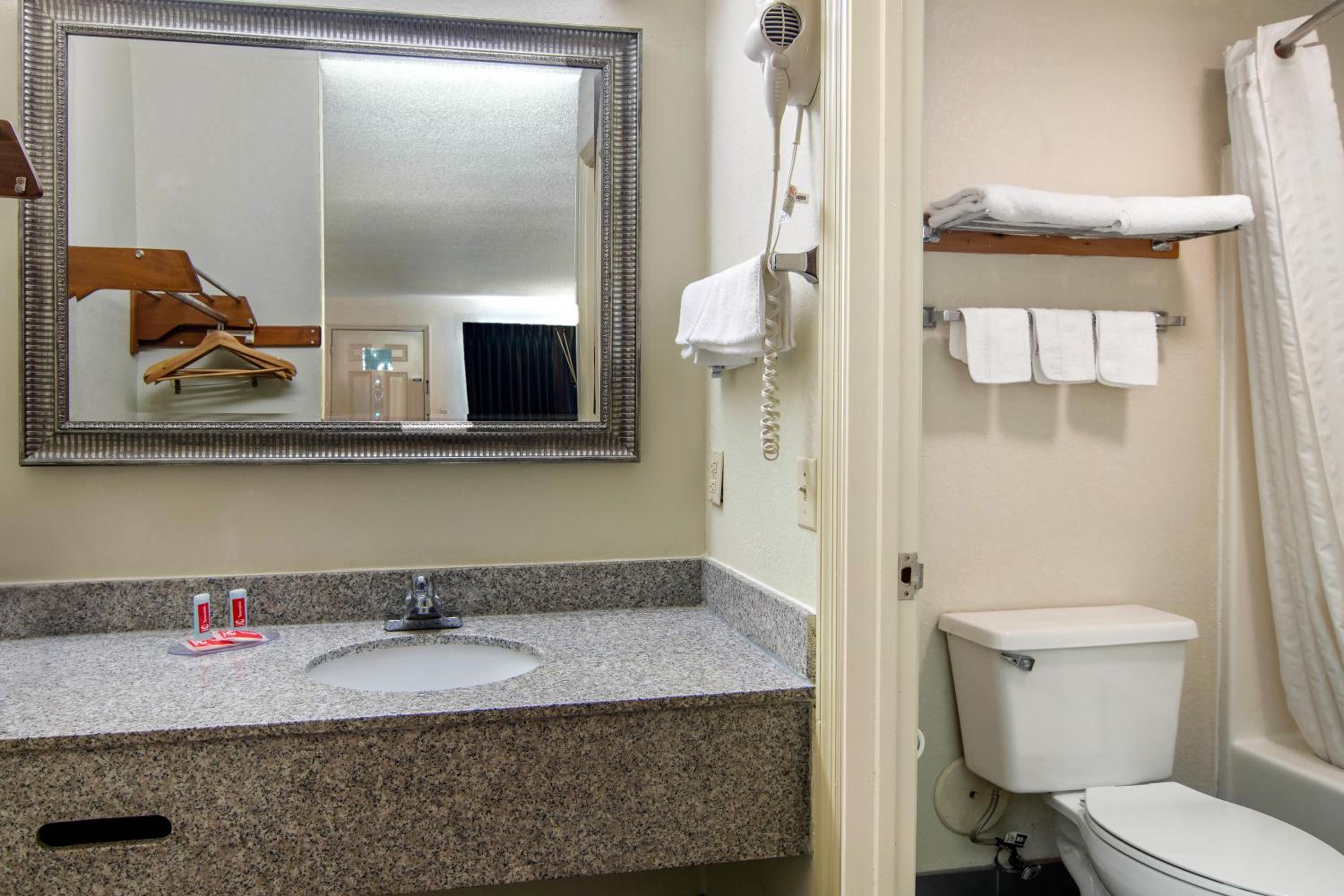 King Room - Non-Smoking - Photo 2