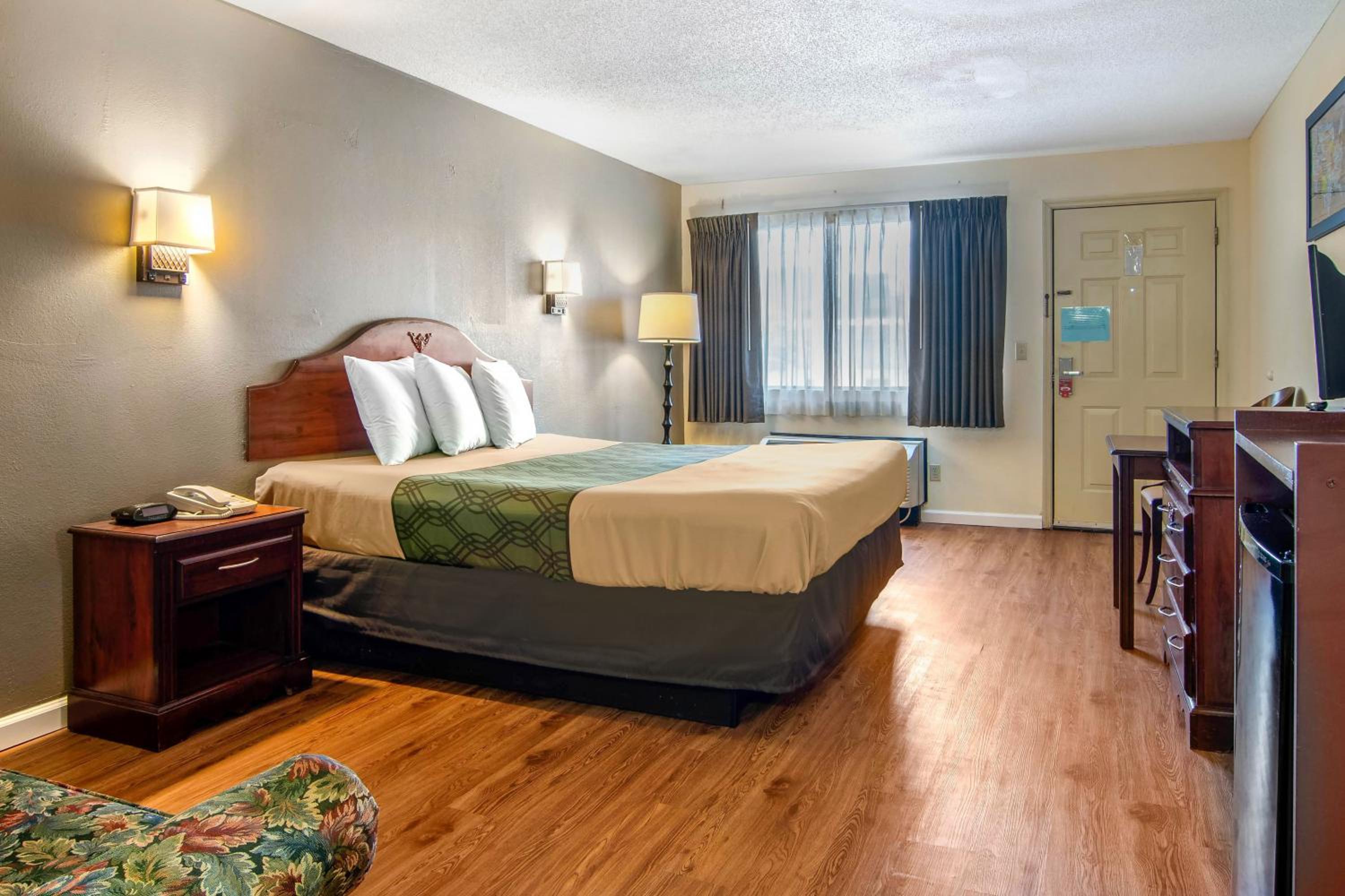 King Room - Non-Smoking - Photo 3