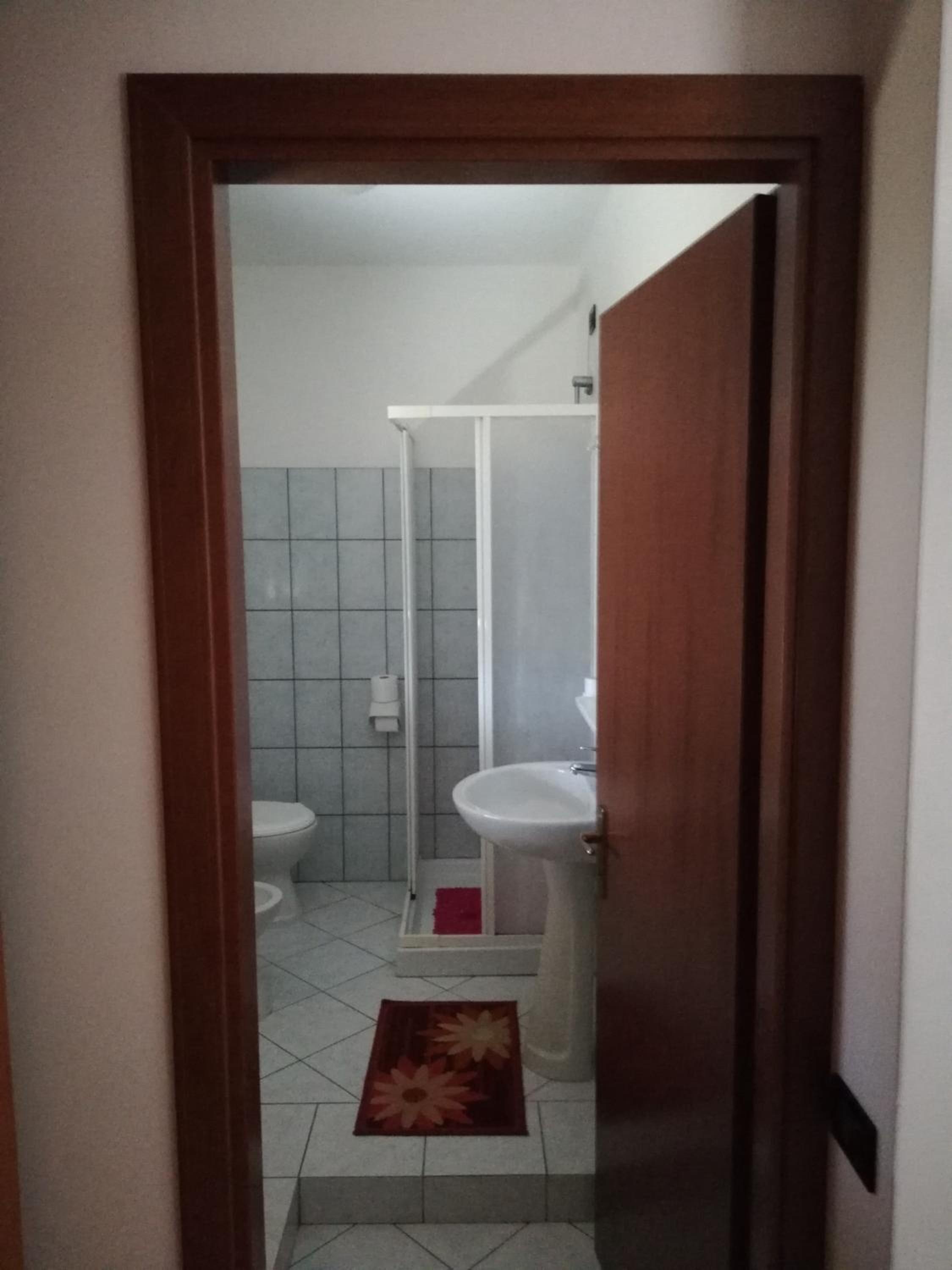 Double Room with Private Bathroom - Photo 10