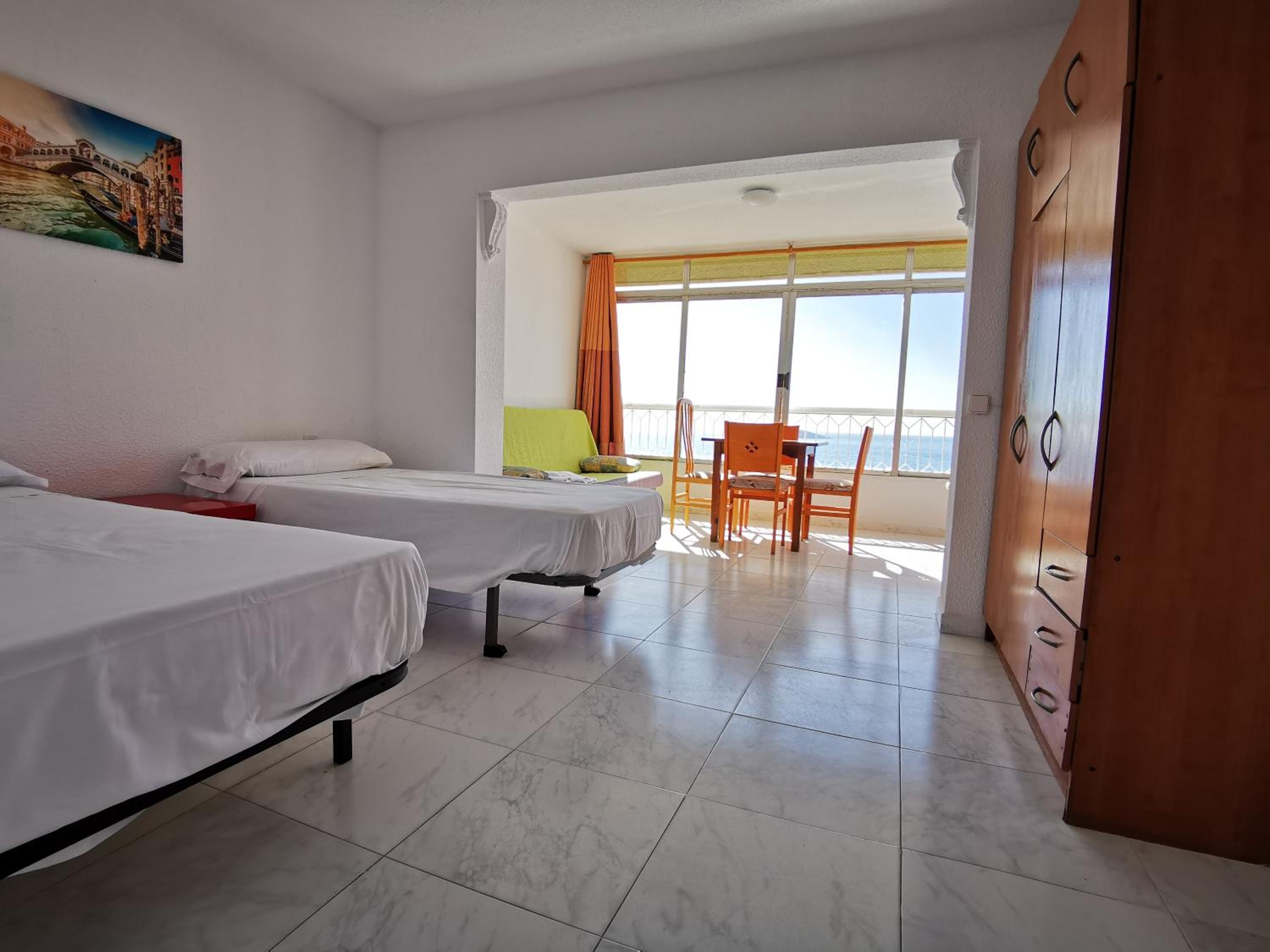 Estudio con vista al mar