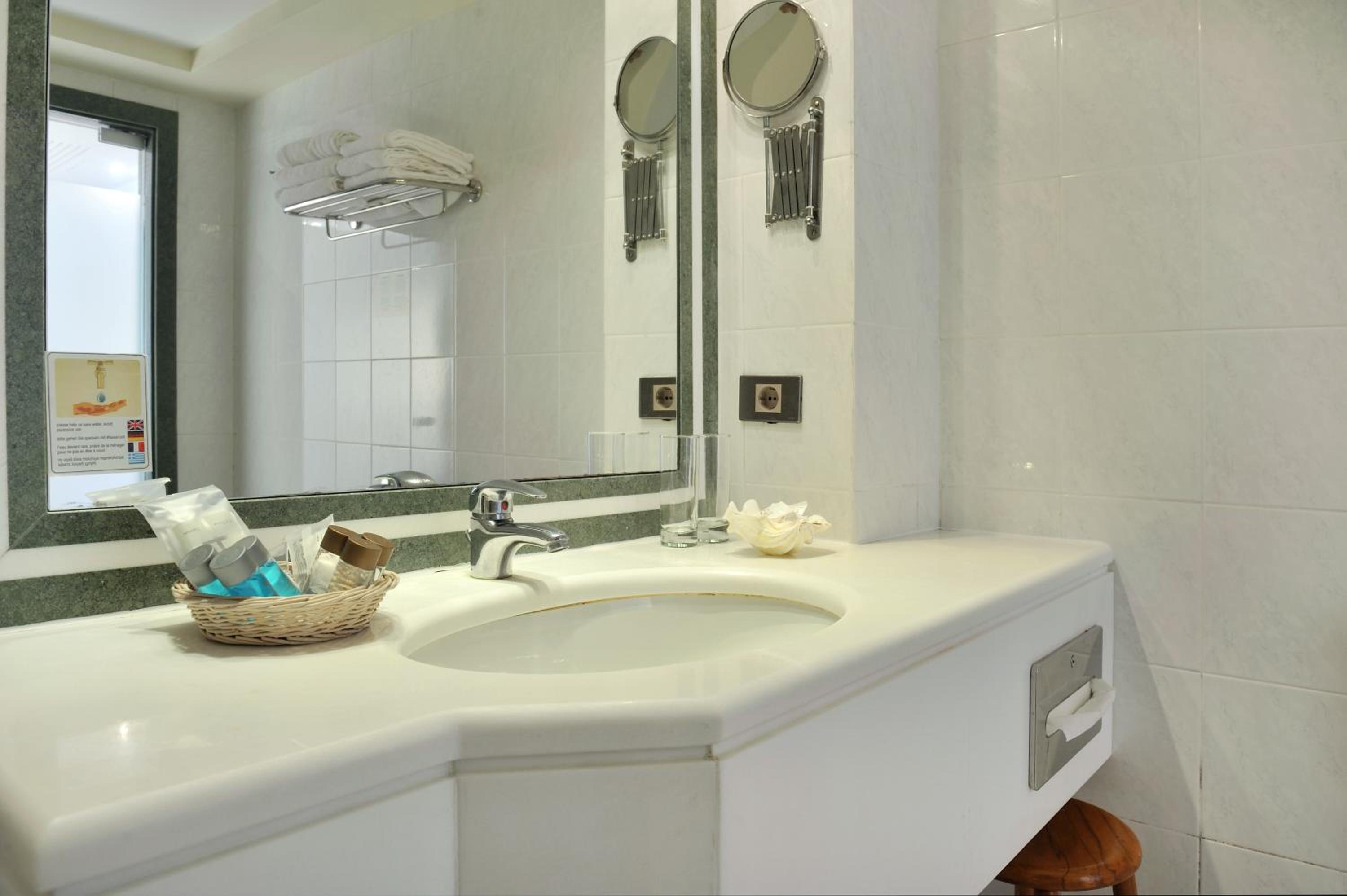 Two-Bedroom Suite - Photo 7