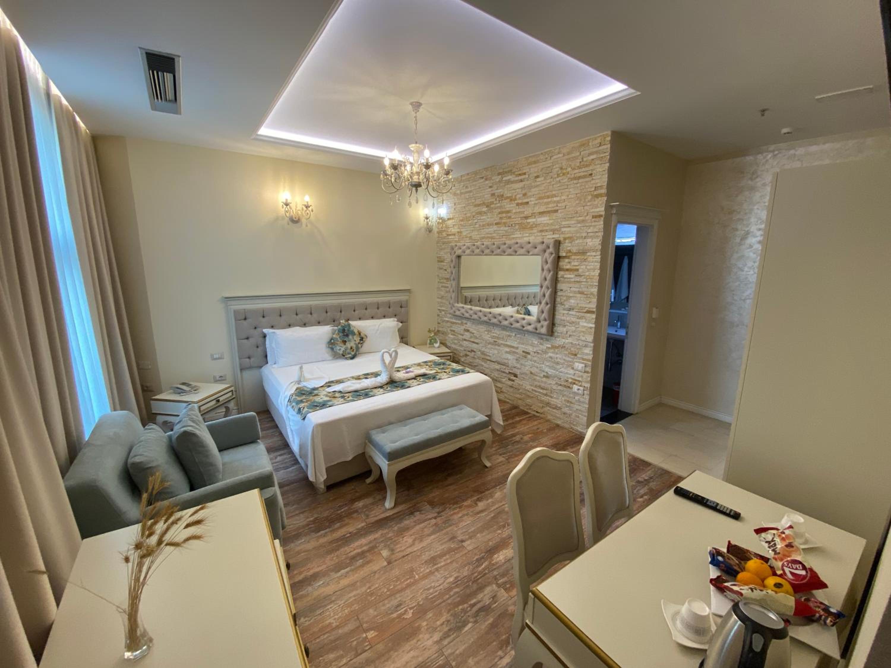 Deluxe King Suite