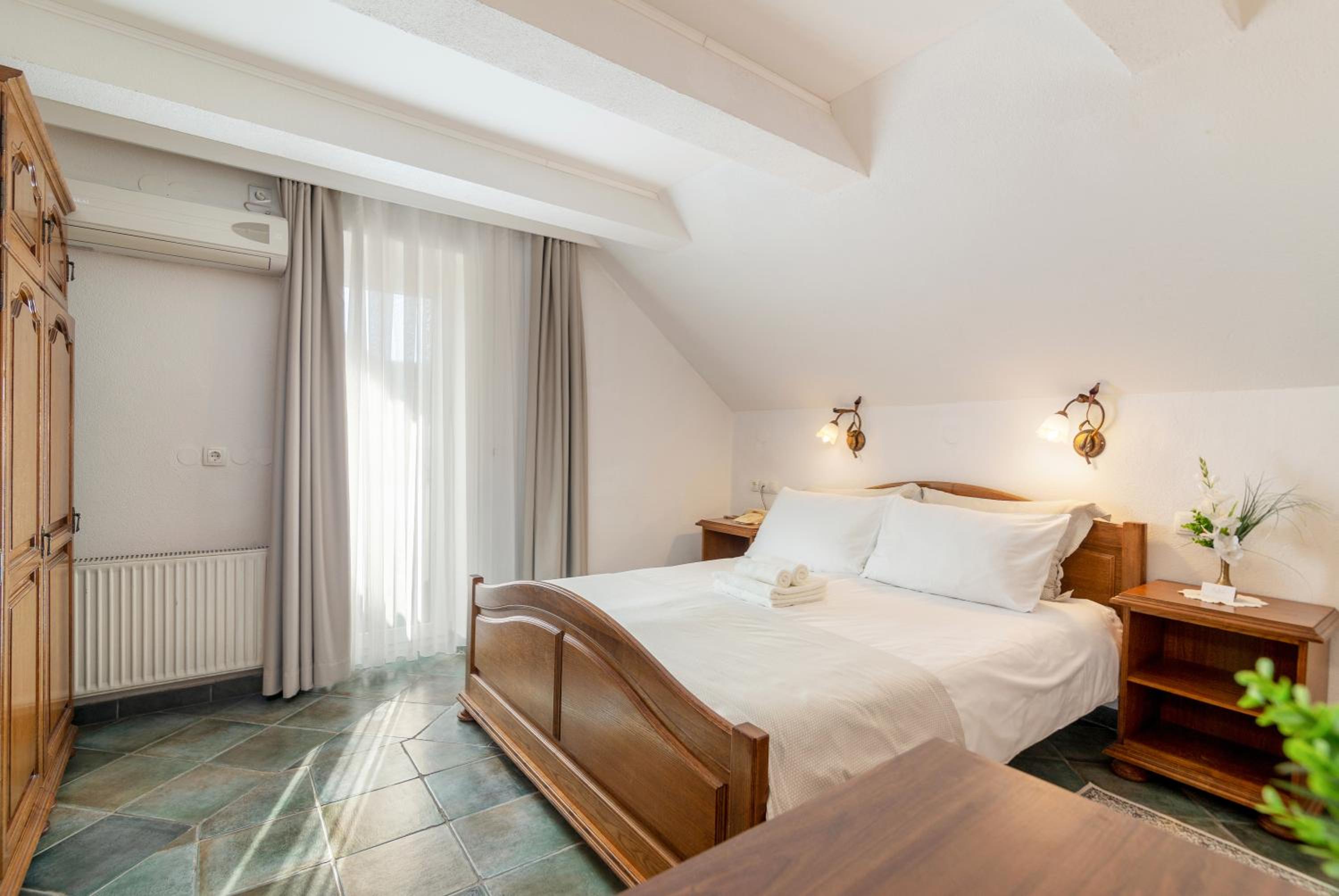 Standard Double or Twin Room photo 1