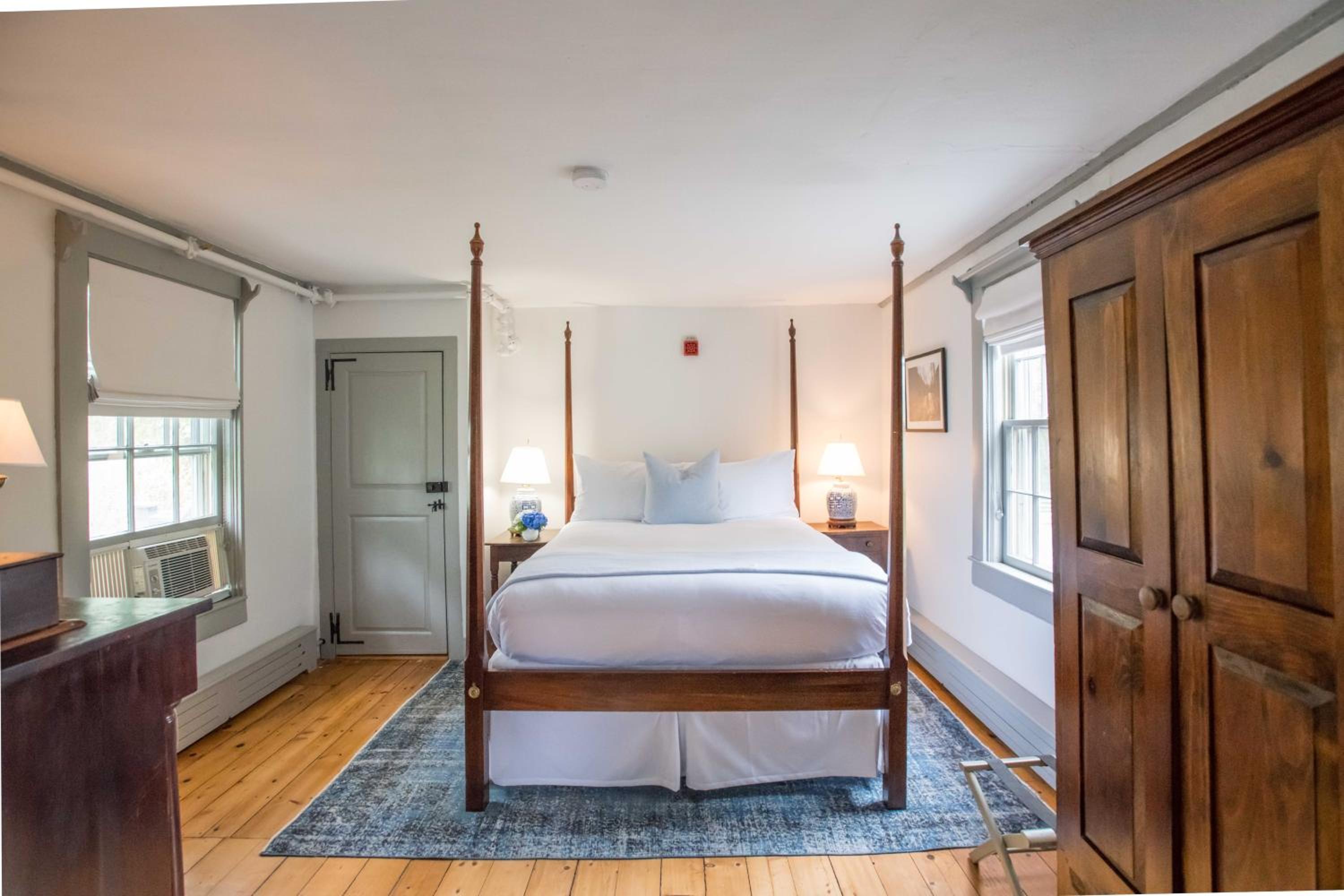 Queen Room with Balcony photo 2