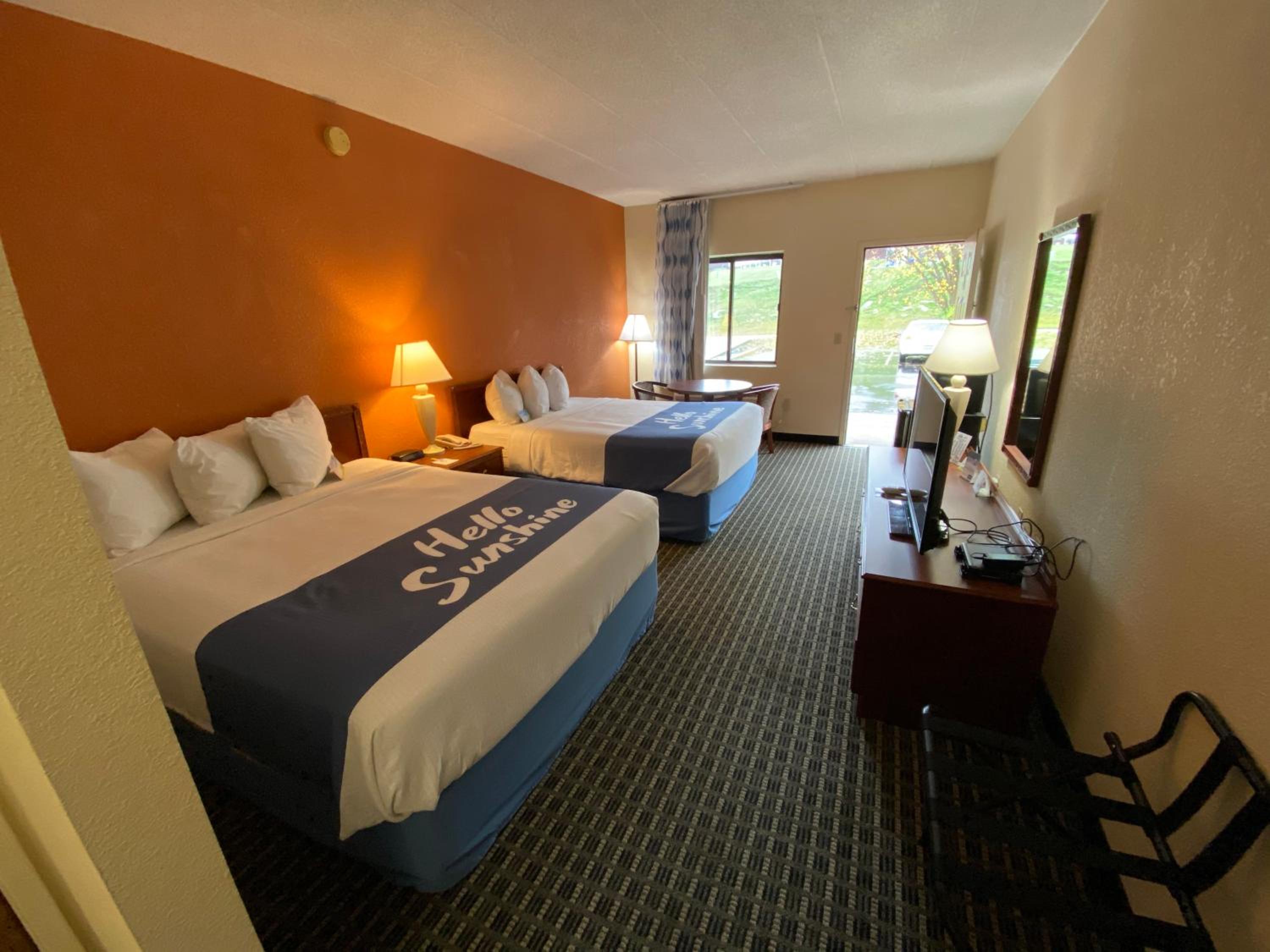 Queen Room with Two Queen Beds - Non-Smoking - Photo 3