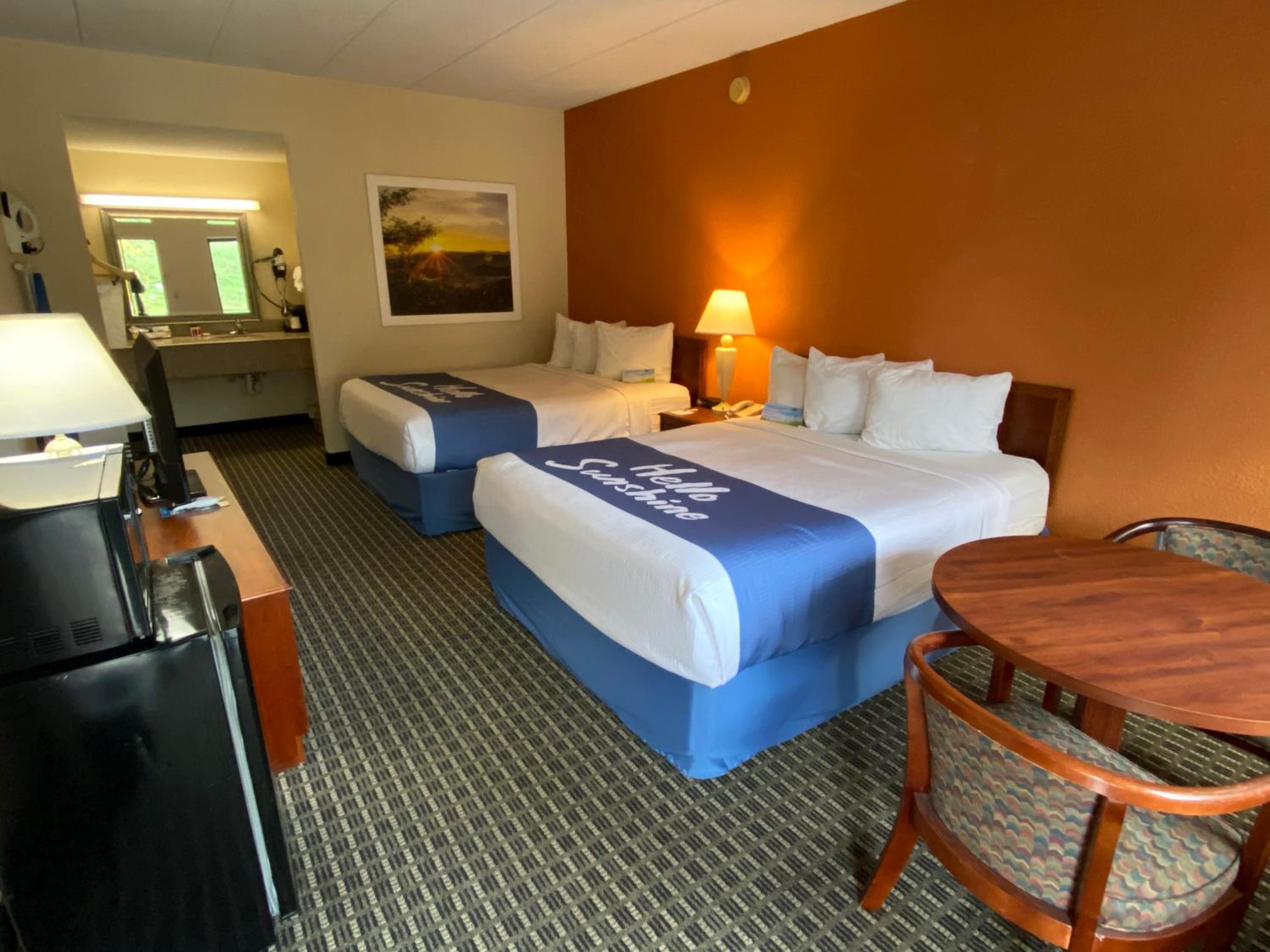 Queen Room with Two Queen Beds - Non-Smoking - Photo 7