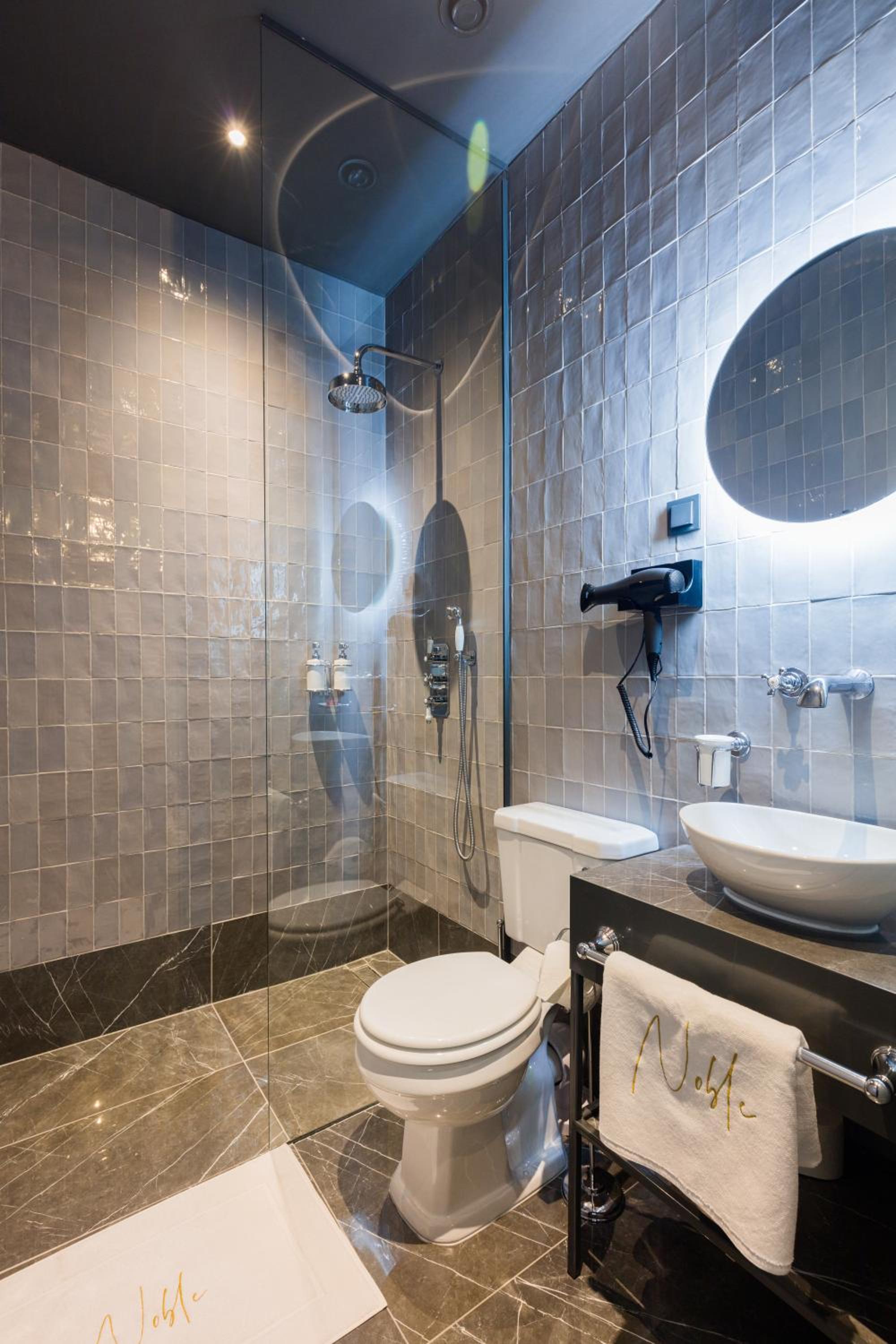 Standard Double Room - Photo 9
