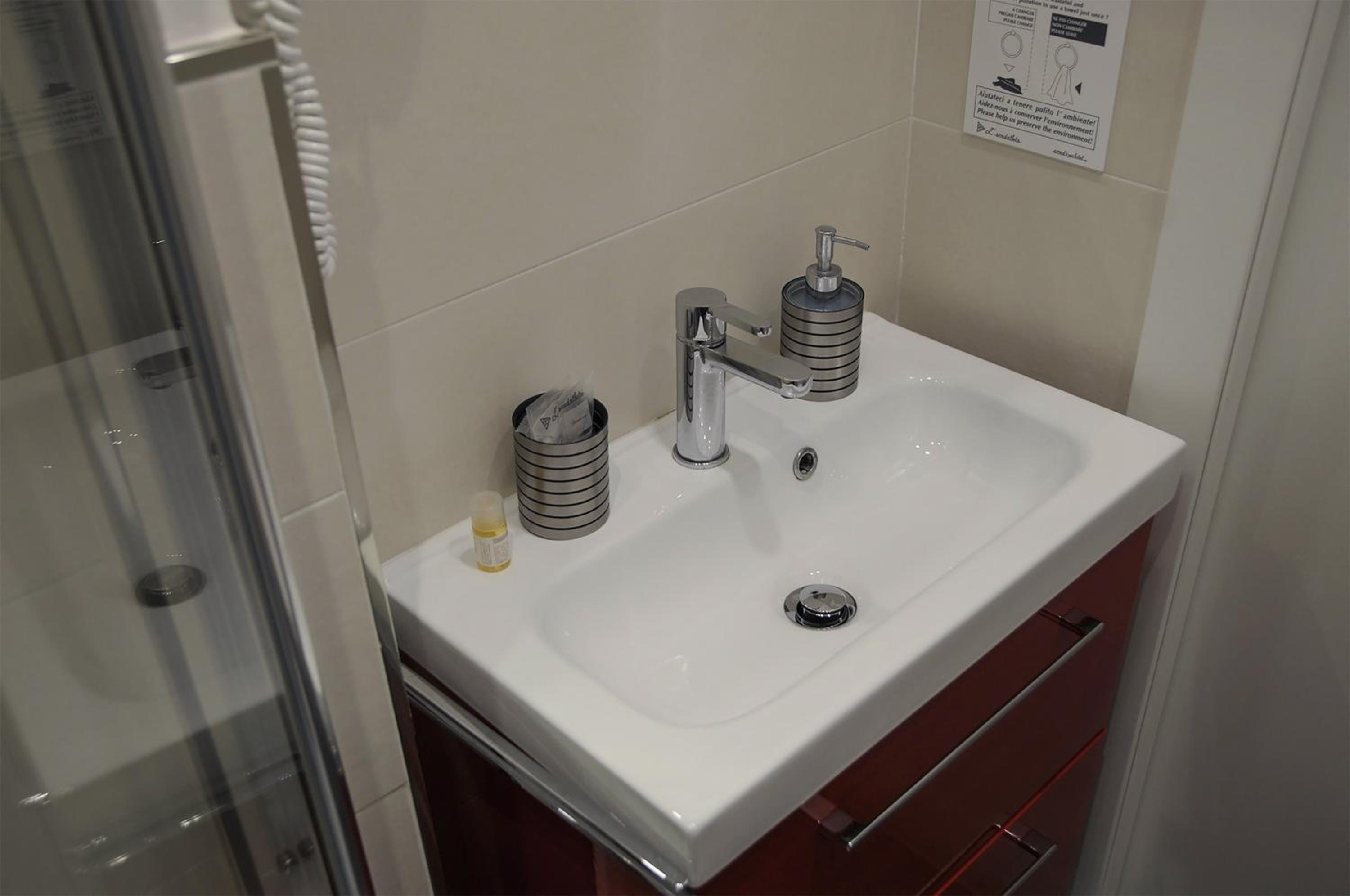 Single Room with Private Bathroom photo 3