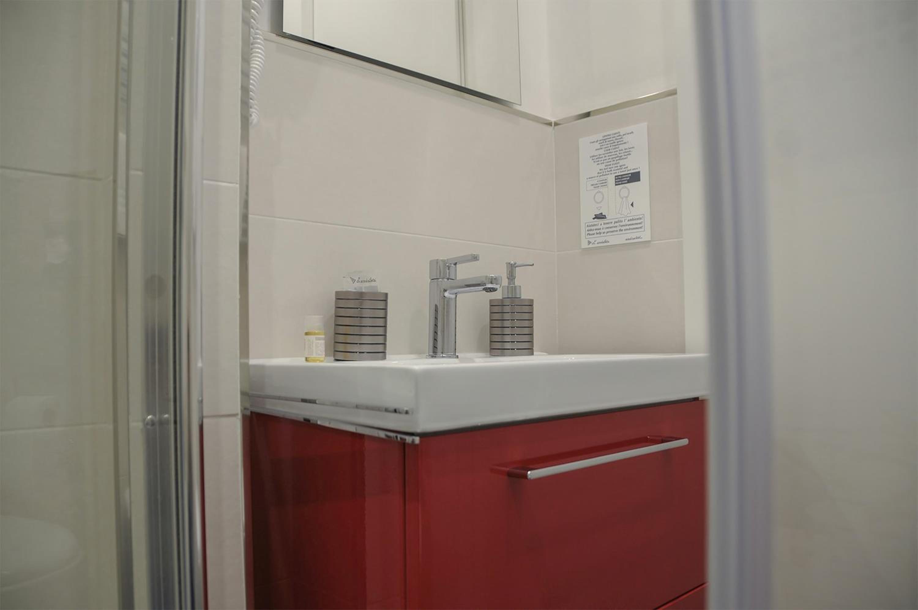 Single Room with Private Bathroom photo 2