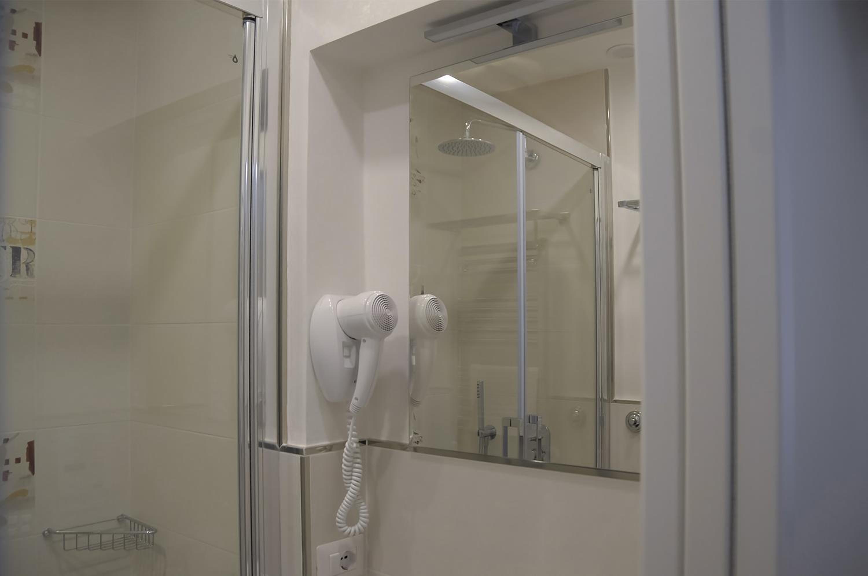 Single Room with Private Bathroom photo 2