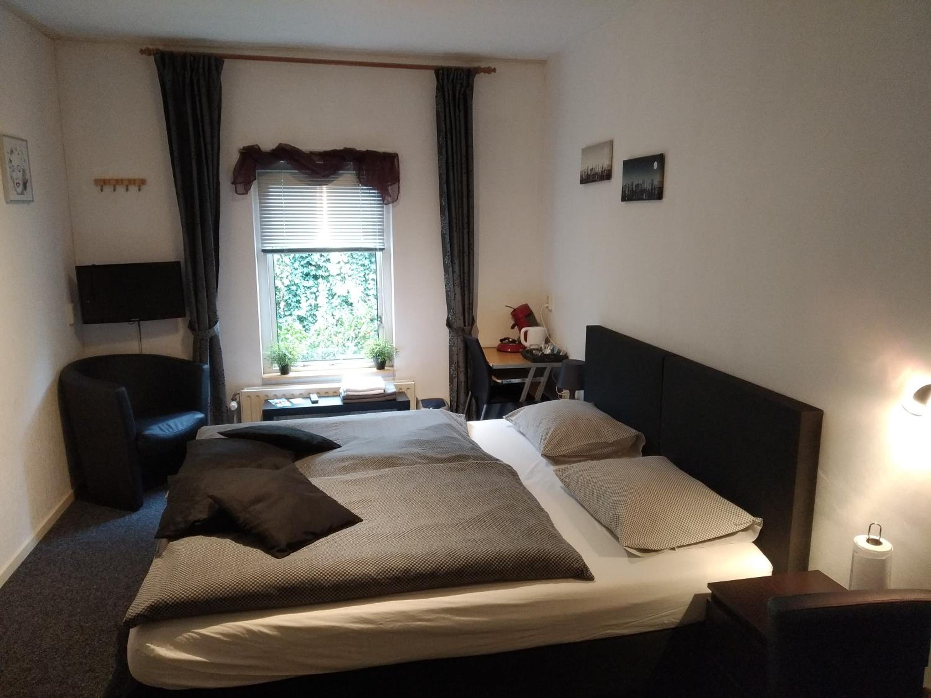 Double Room with Shared Bathroom photo 3