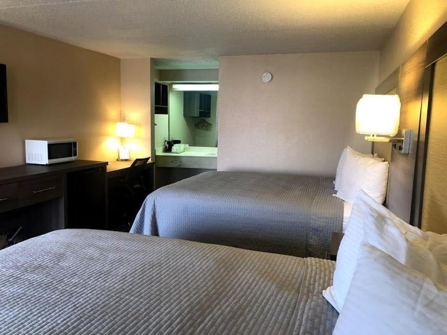 Queen Room with Two Queen Beds - Photo 2
