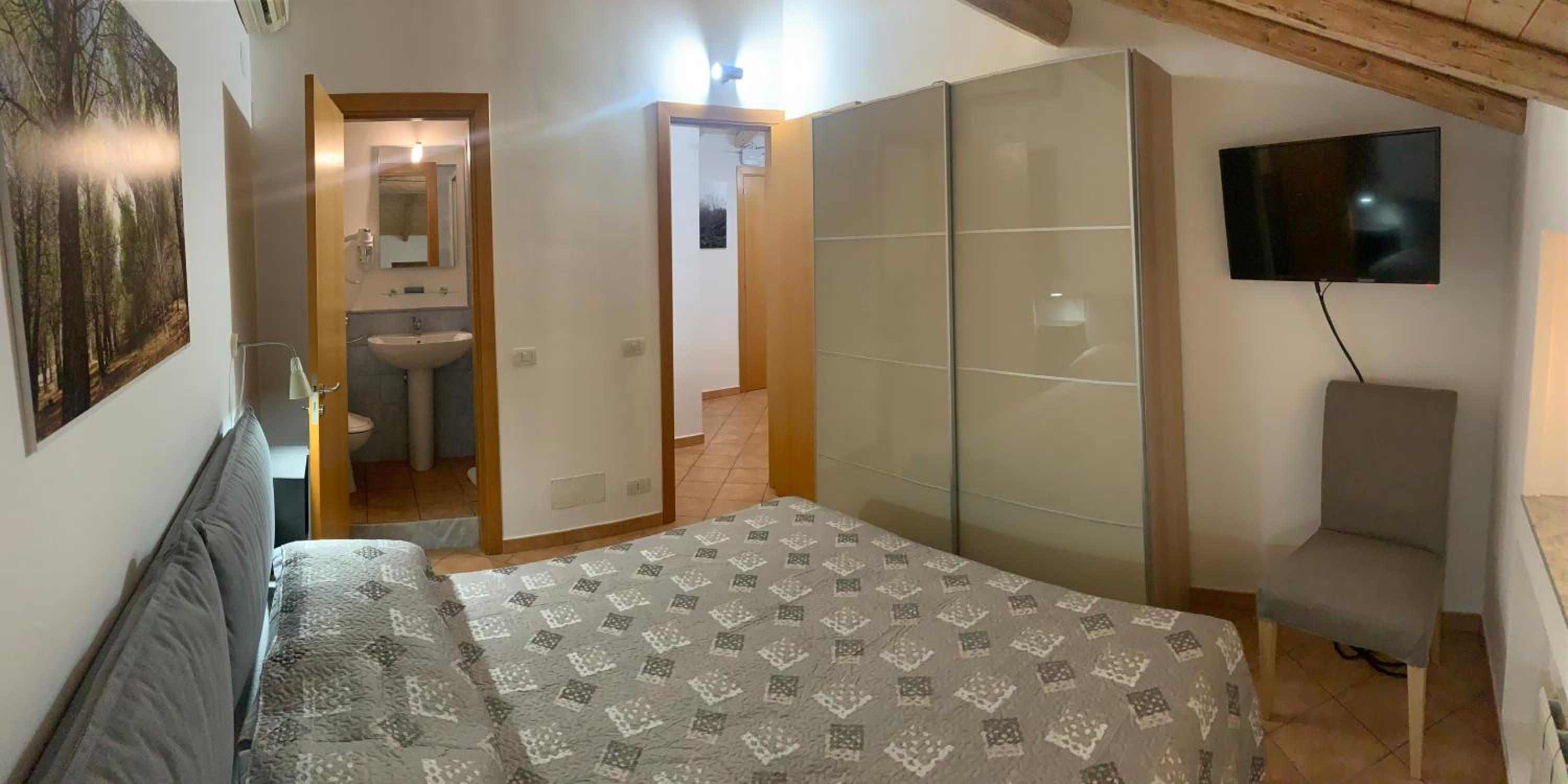 Double Room with Private Bathroom - Photo 9