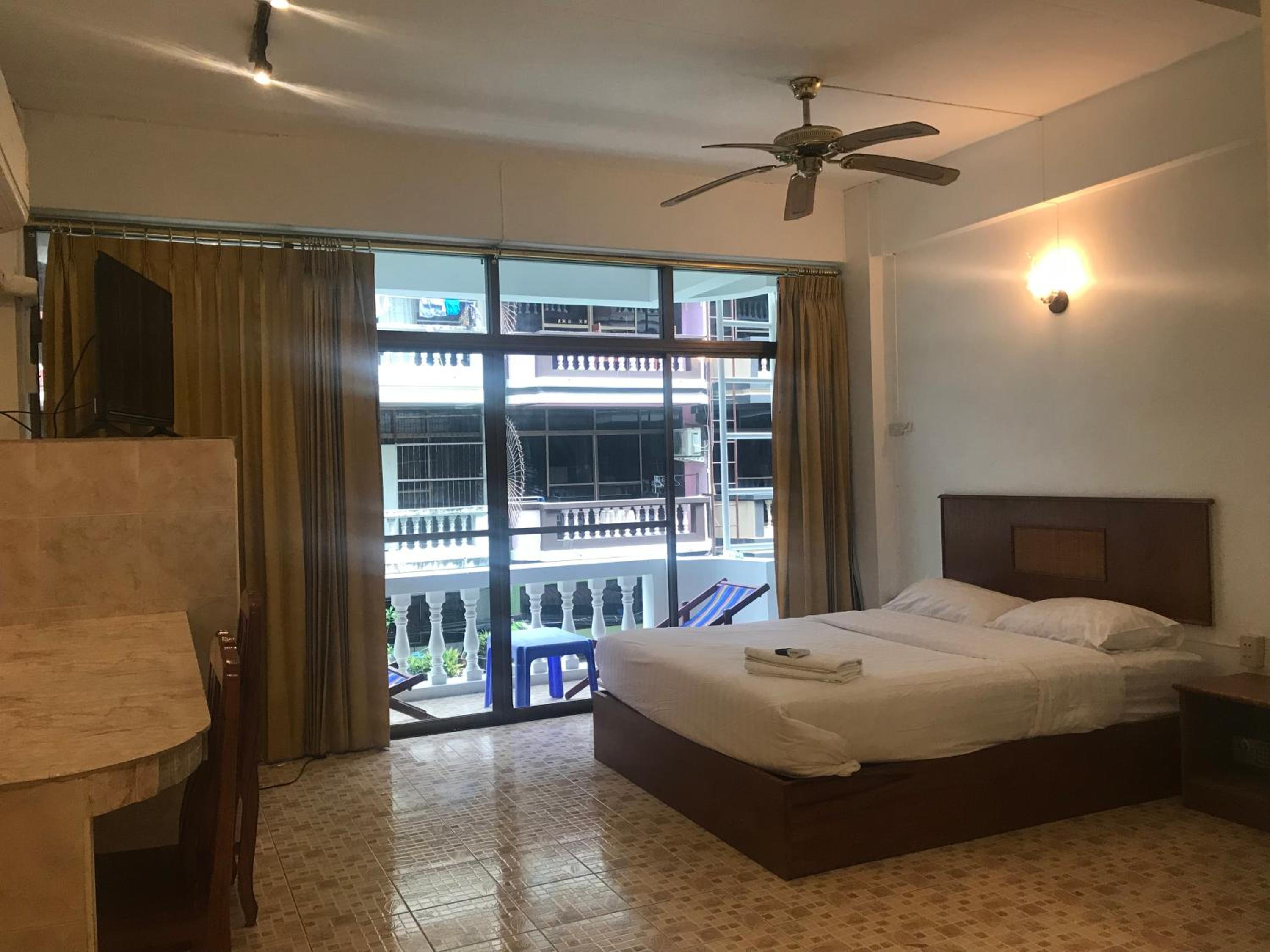Double Room with Balcony - Photo 7
