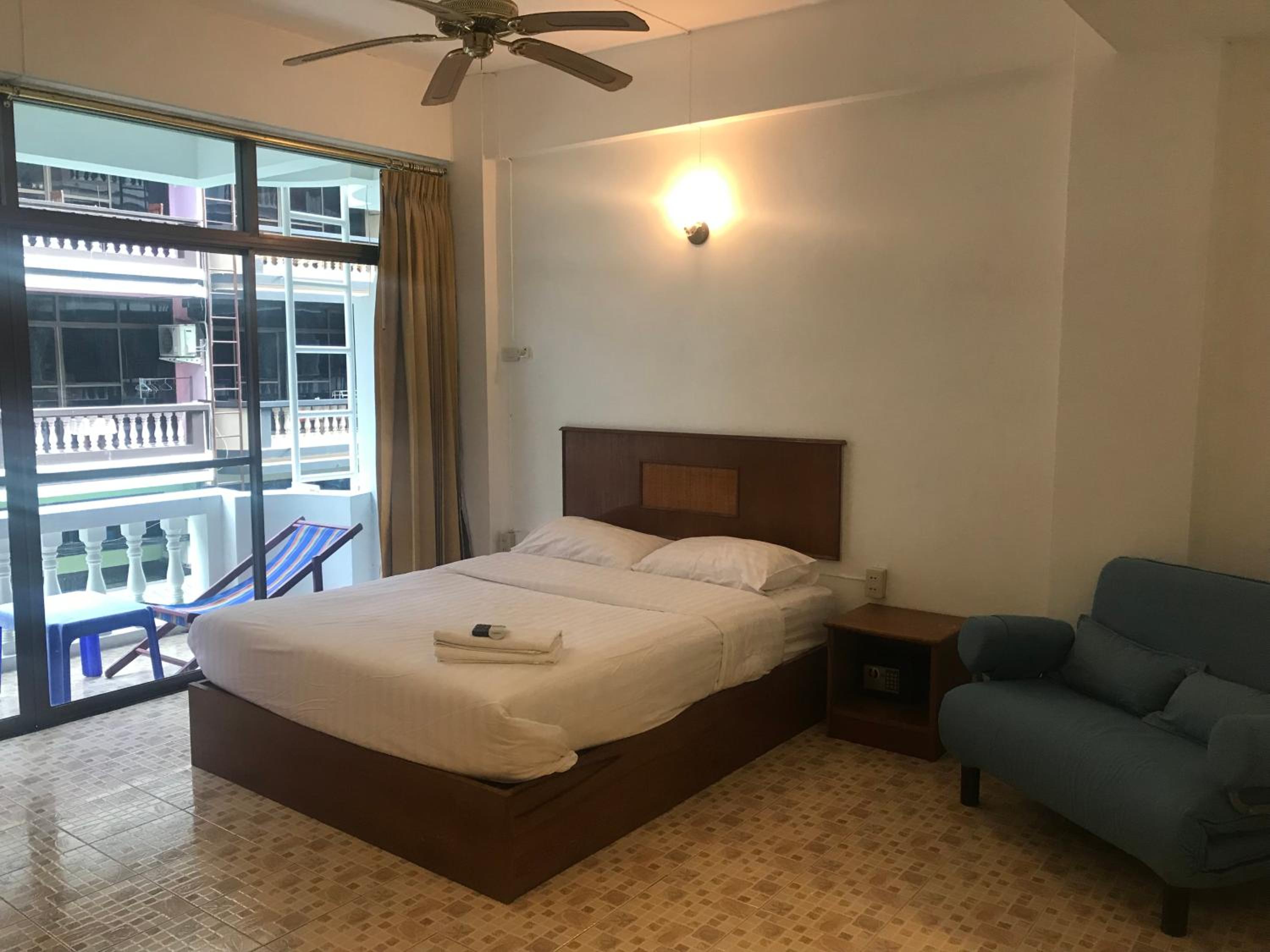 Double Room with Balcony - Photo 16