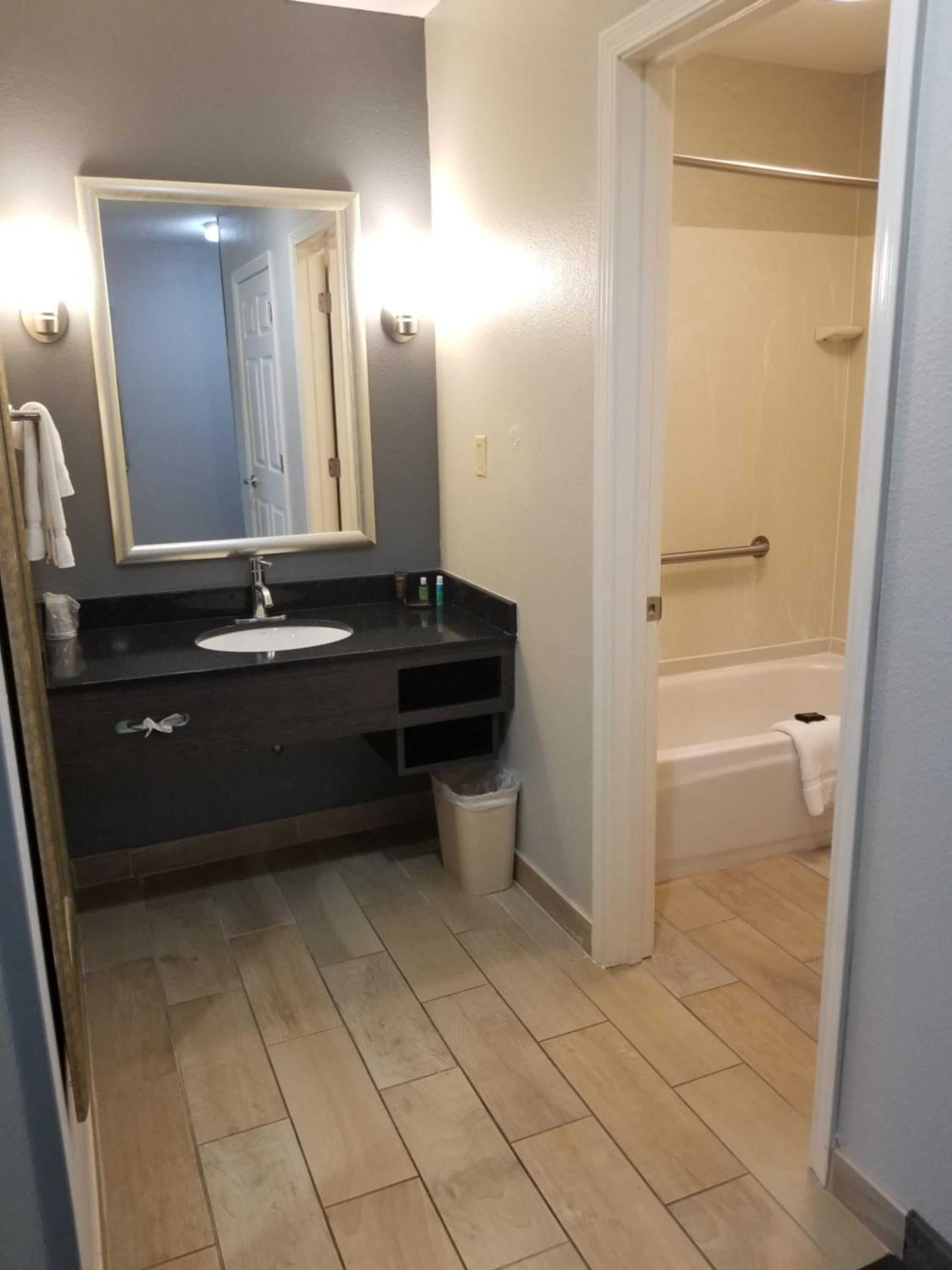 Deluxe King Room - Non-Smoking - Photo 3