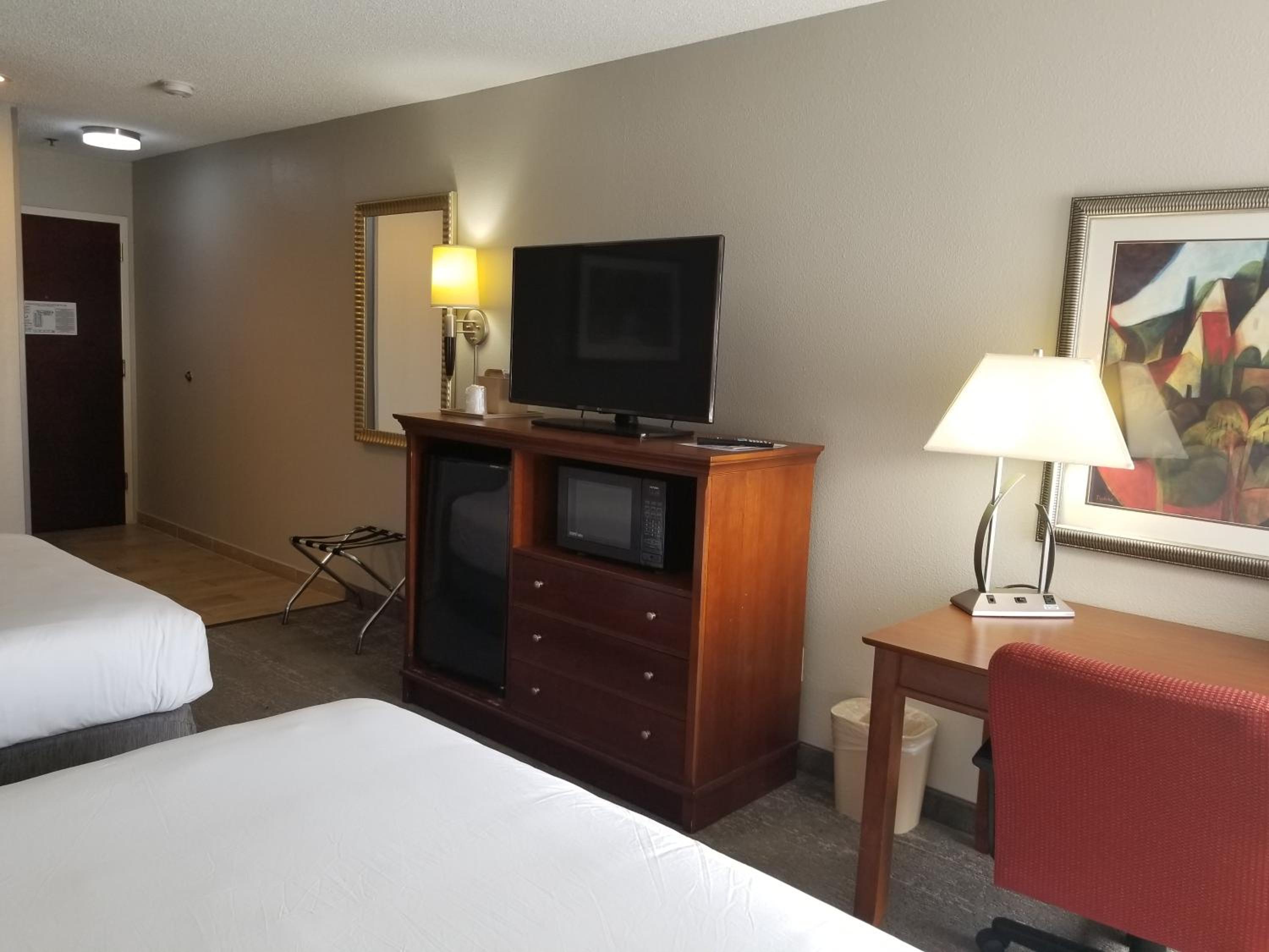 Queen Room with Two Queen Beds - Mobility Access/Non-Smoking - Photo 3