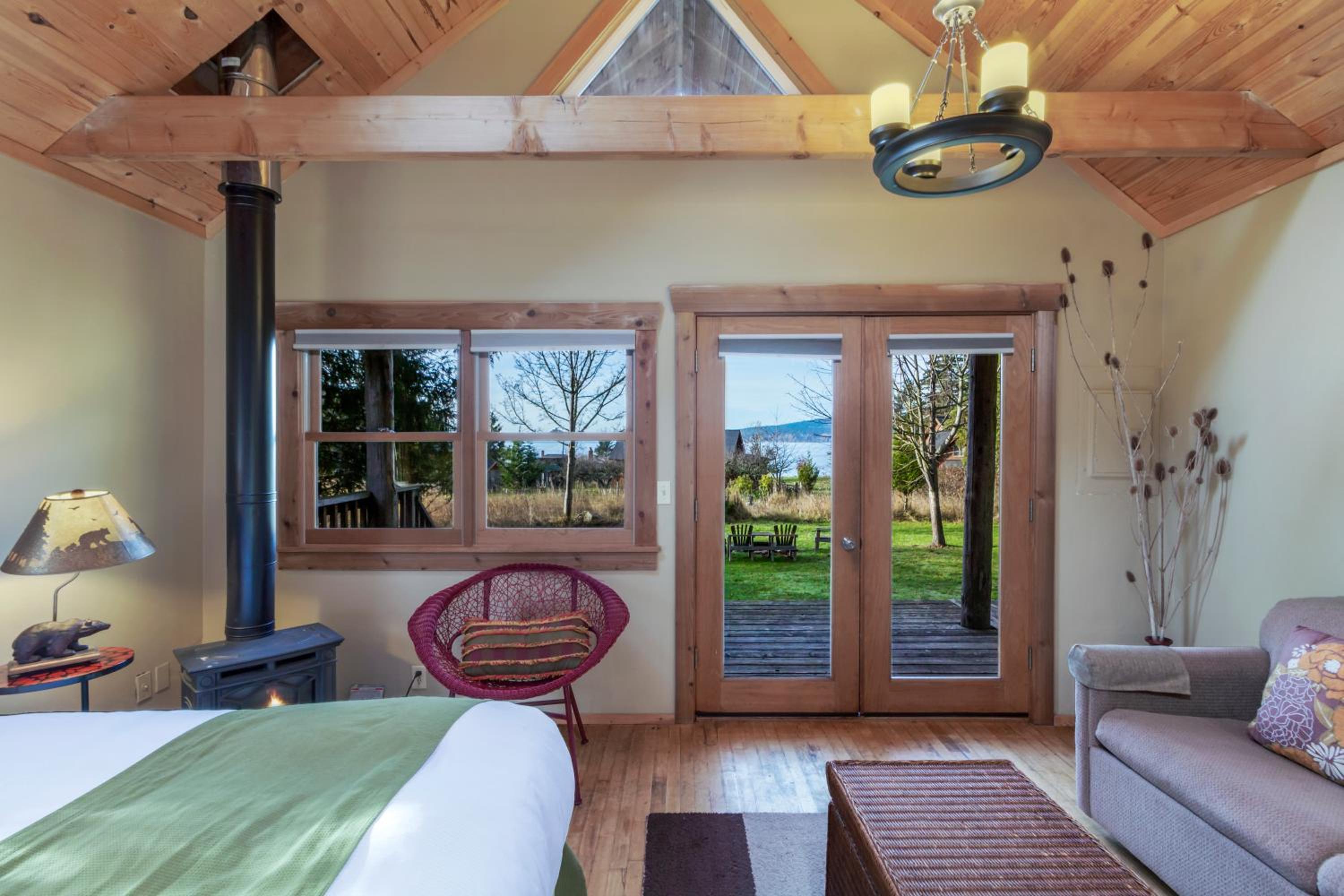 One-Bedroom Bungalow (No pets) photo 2