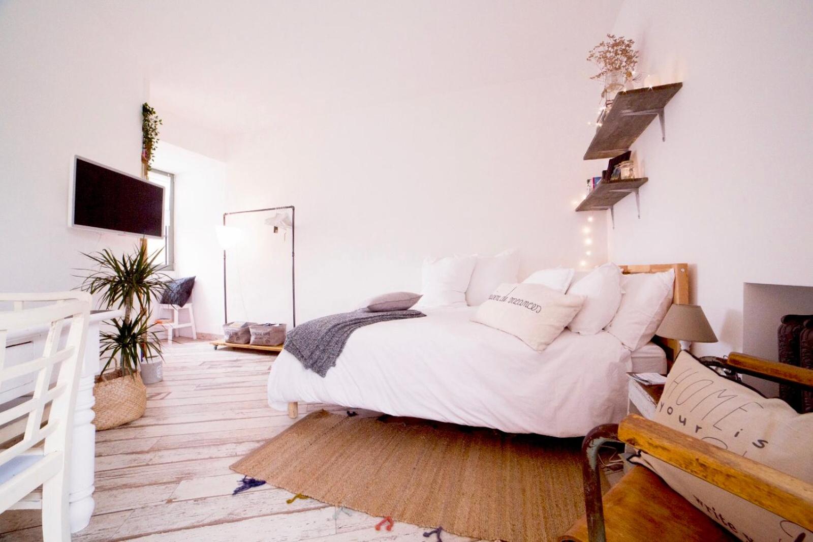 One-Bedroom Apartment - Photo 1