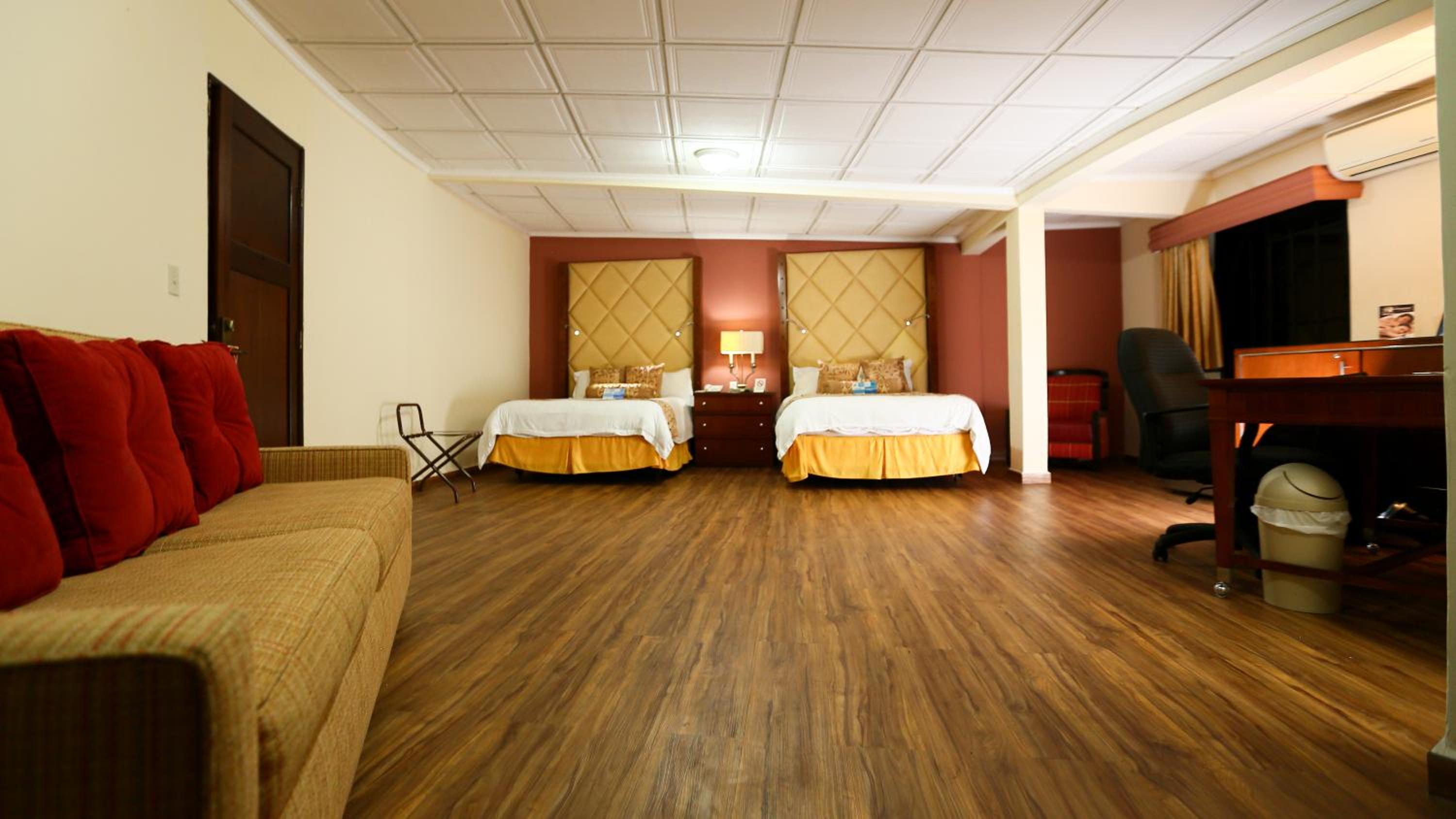 Deluxe Junior Suite photo 2
