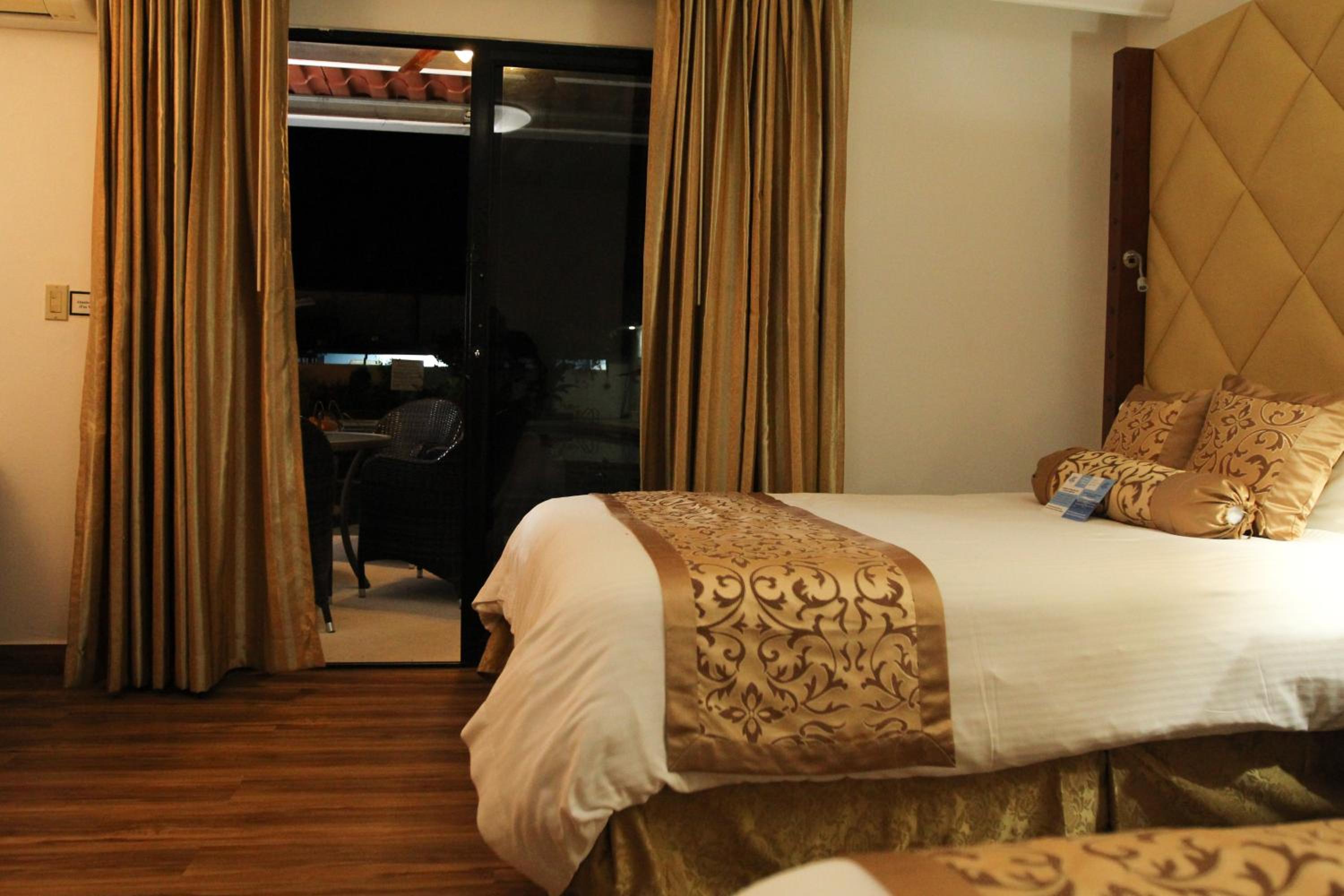 Deluxe Suite - Pool Side photo 3