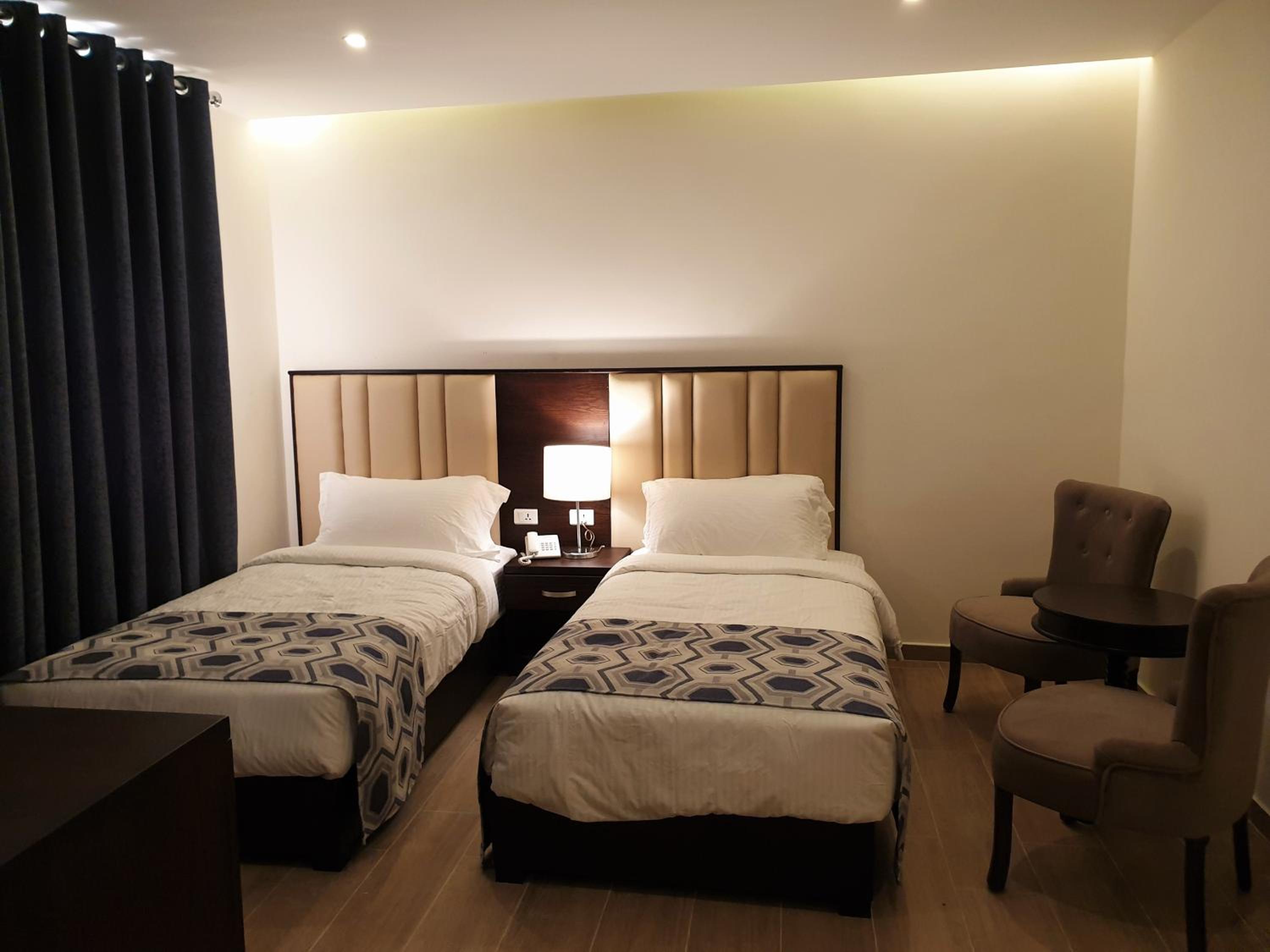 Deluxe Twin Room - Photo 11