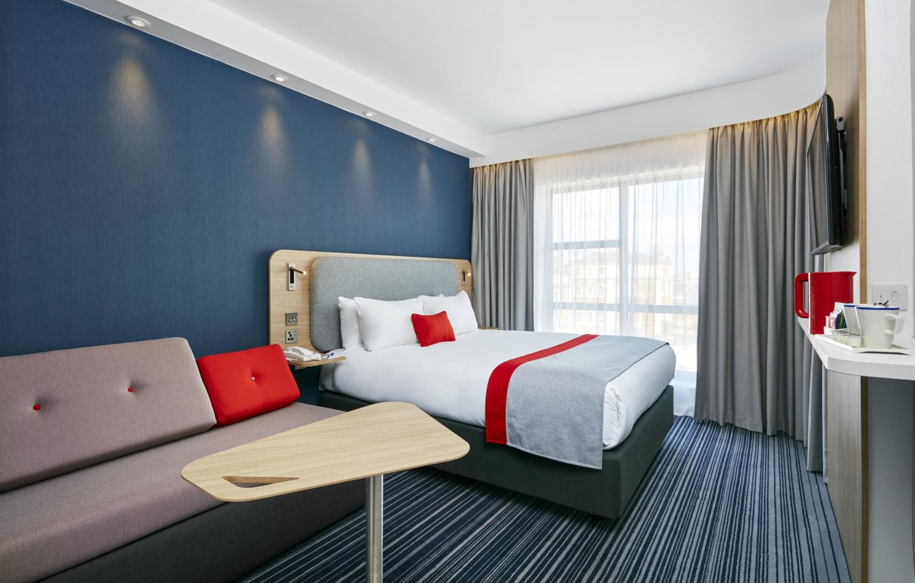 Standard Double Room with Single Sofa Bed and Free Hot Breakfast photo 2