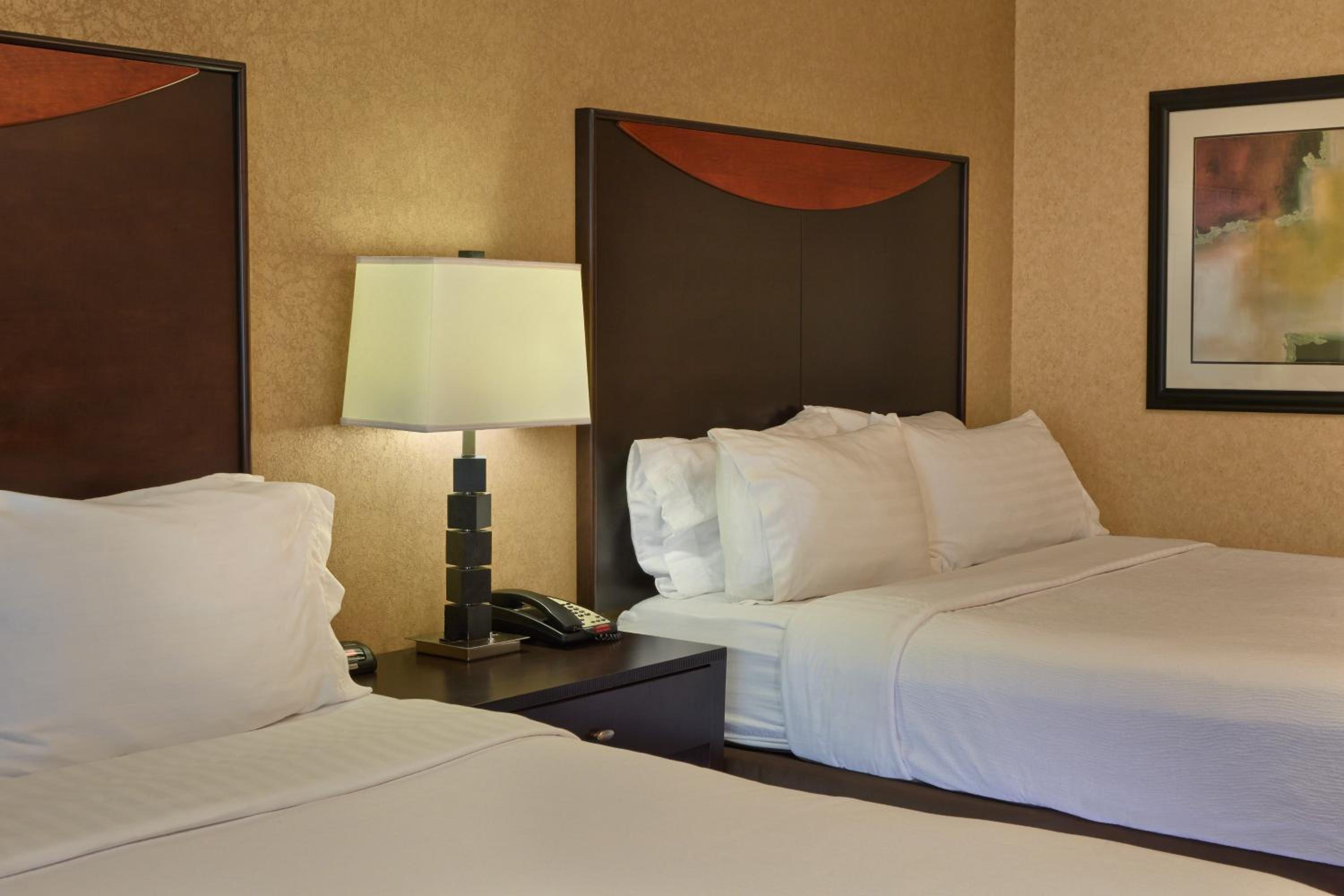 Standard Room with Two Queen Beds - Photo 7