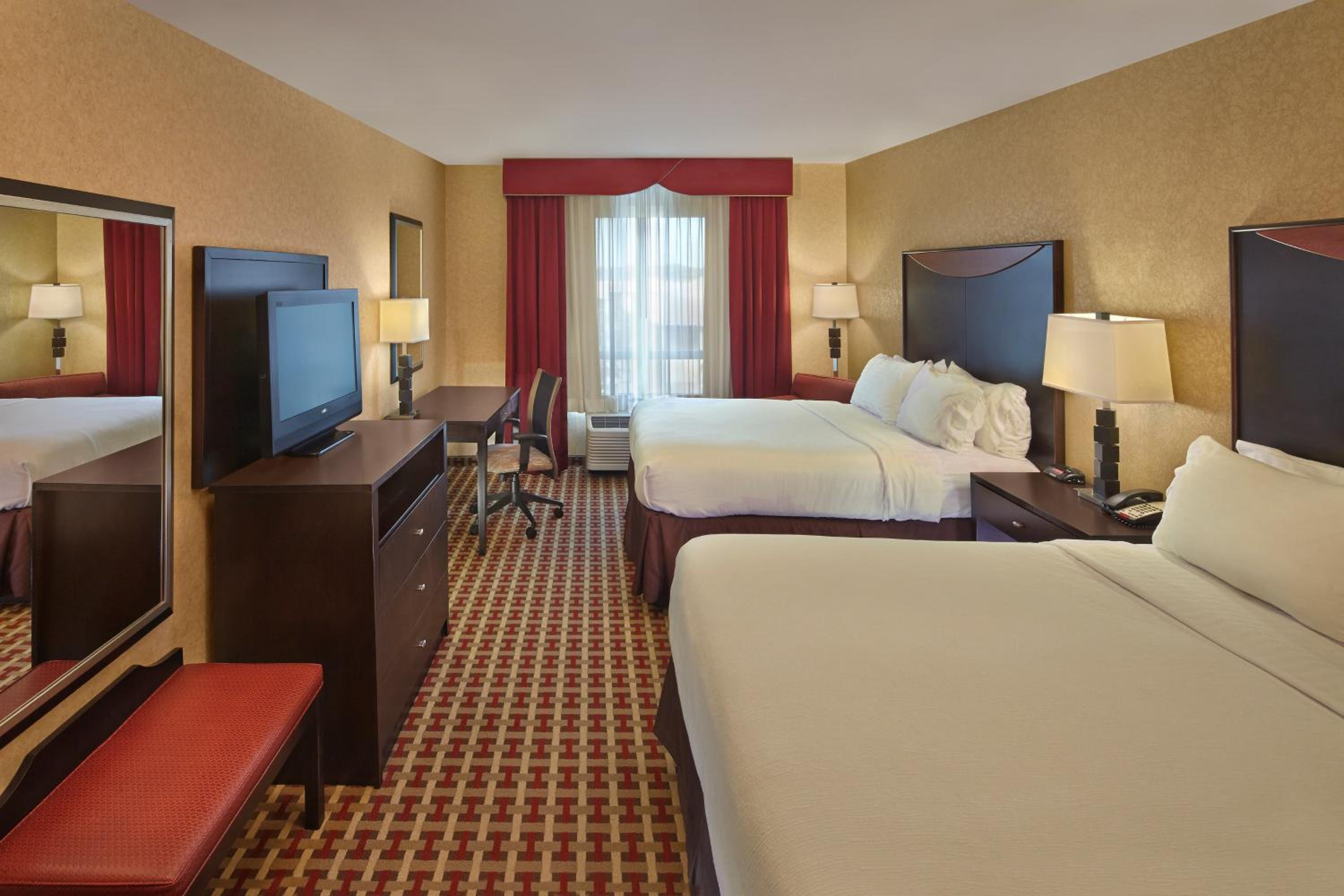 Standard Room with Two Queen Beds - Photo 6