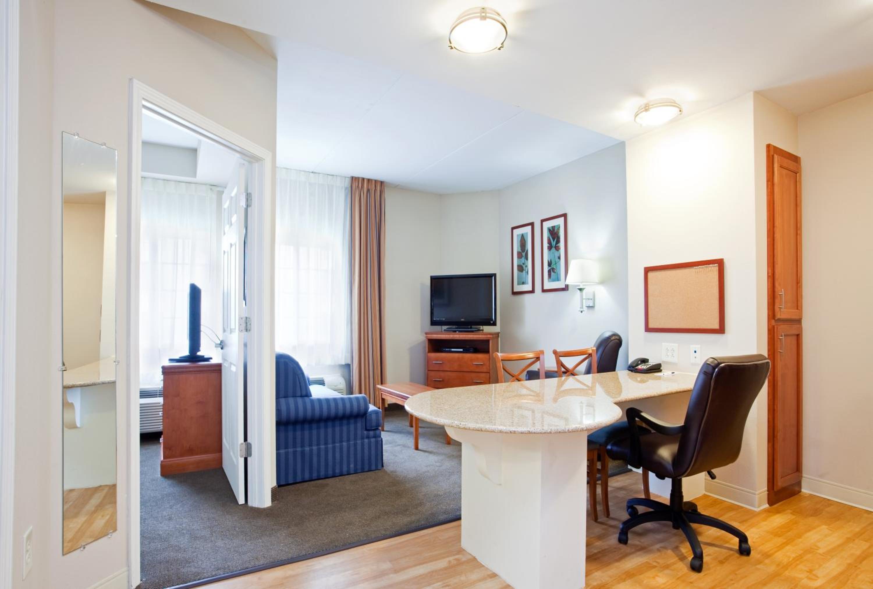 One-Bedroom Queen Suite - Non-Smoking - Photo 1
