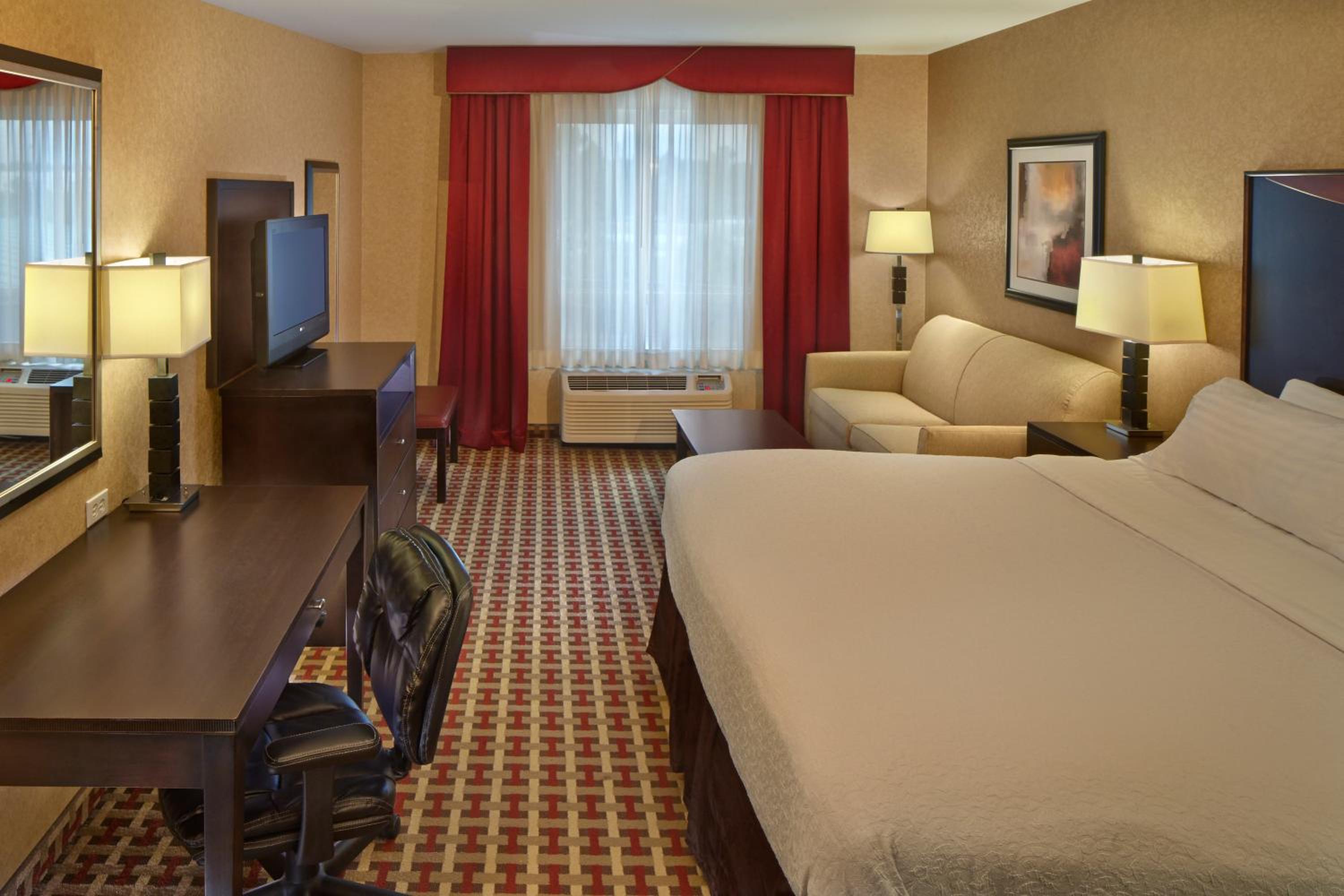 Standard King Room - Photo 7
