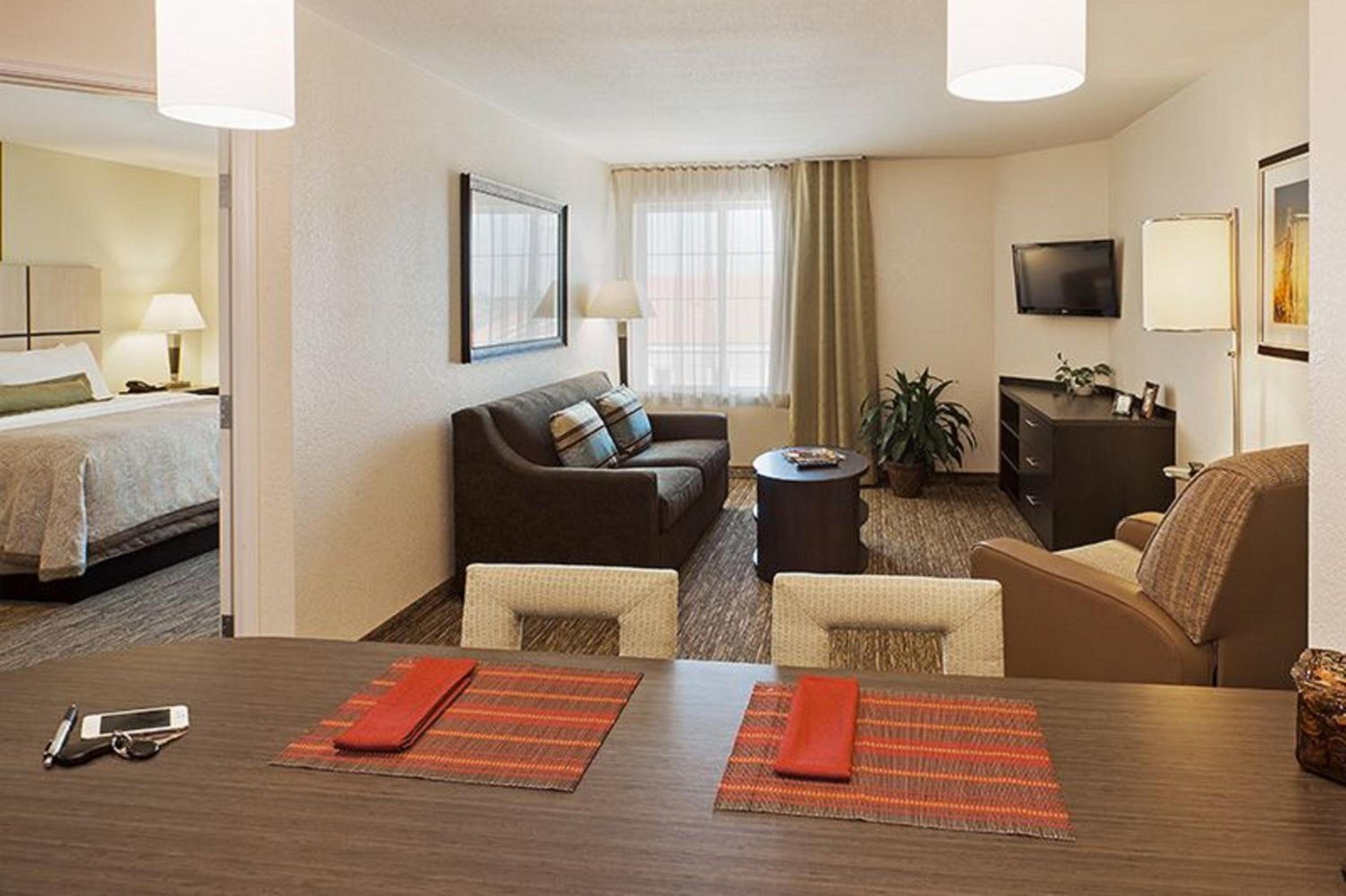 One-Bedroom Queen Suite - Photo 4