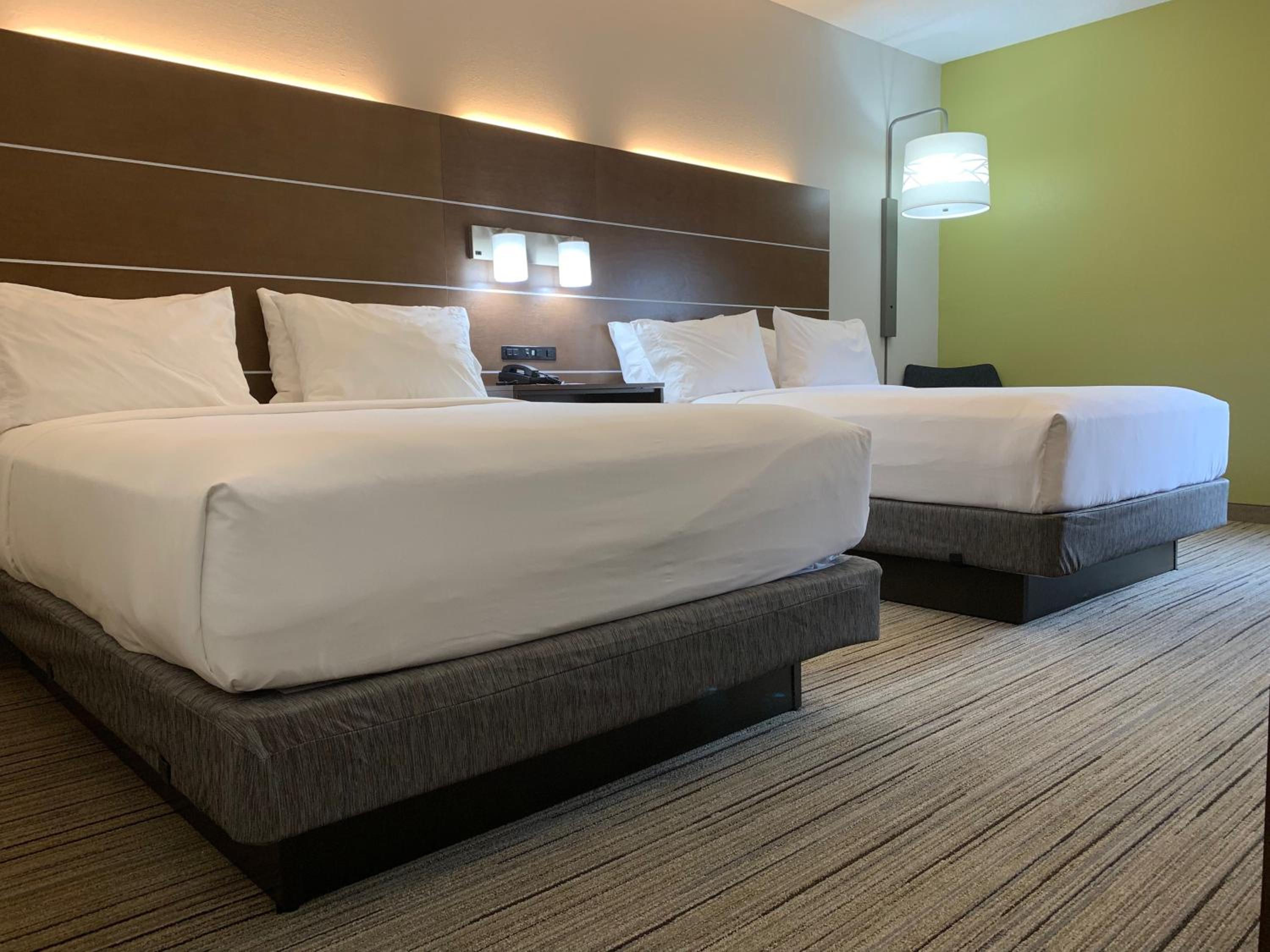 Standard Room with Two Queen Beds - Photo 3