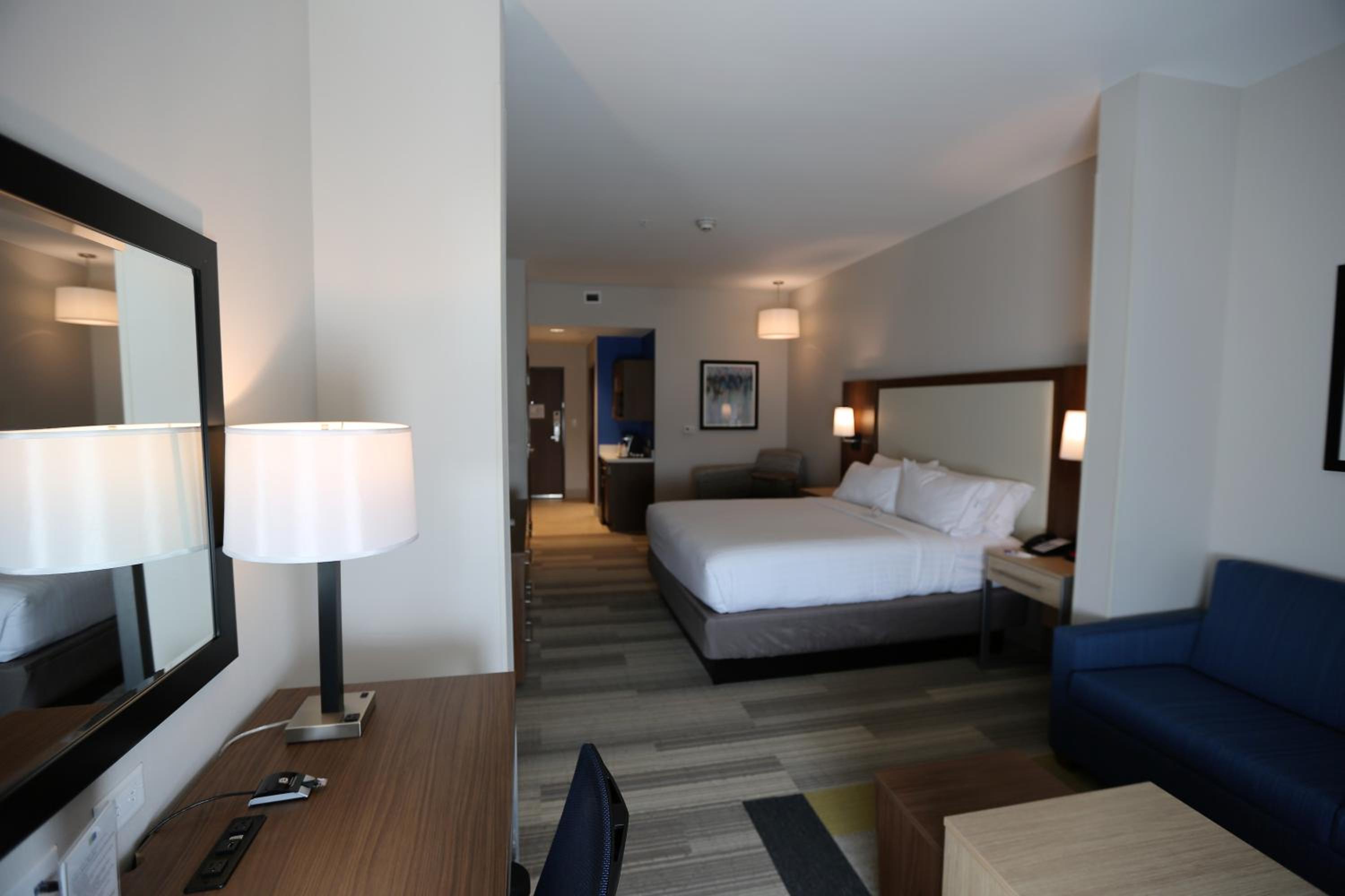 King Suite with Sofa Bed - Non-Smoking photo 3