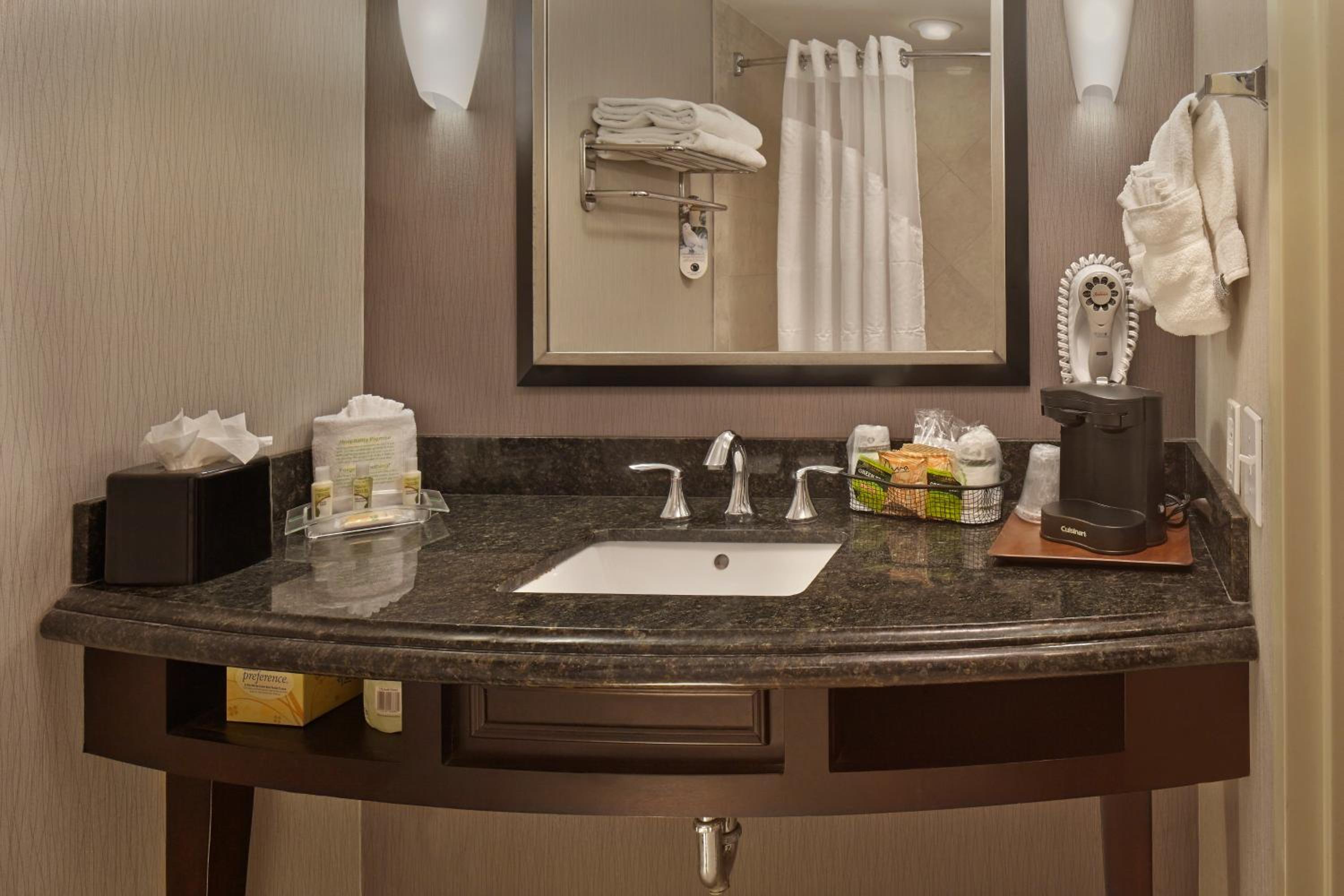 Standard King Room - Photo 8