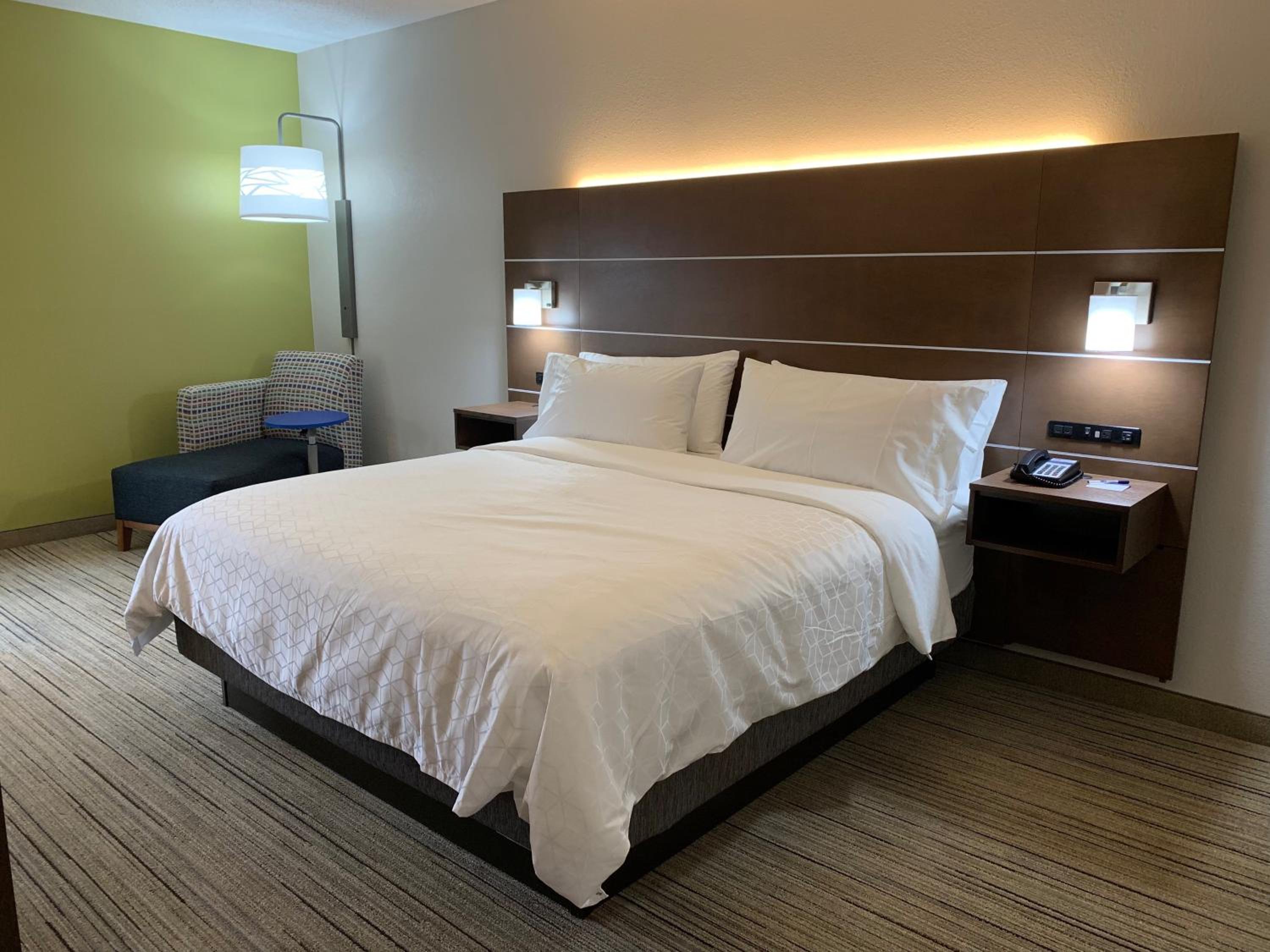 Standard King Room - Photo 5