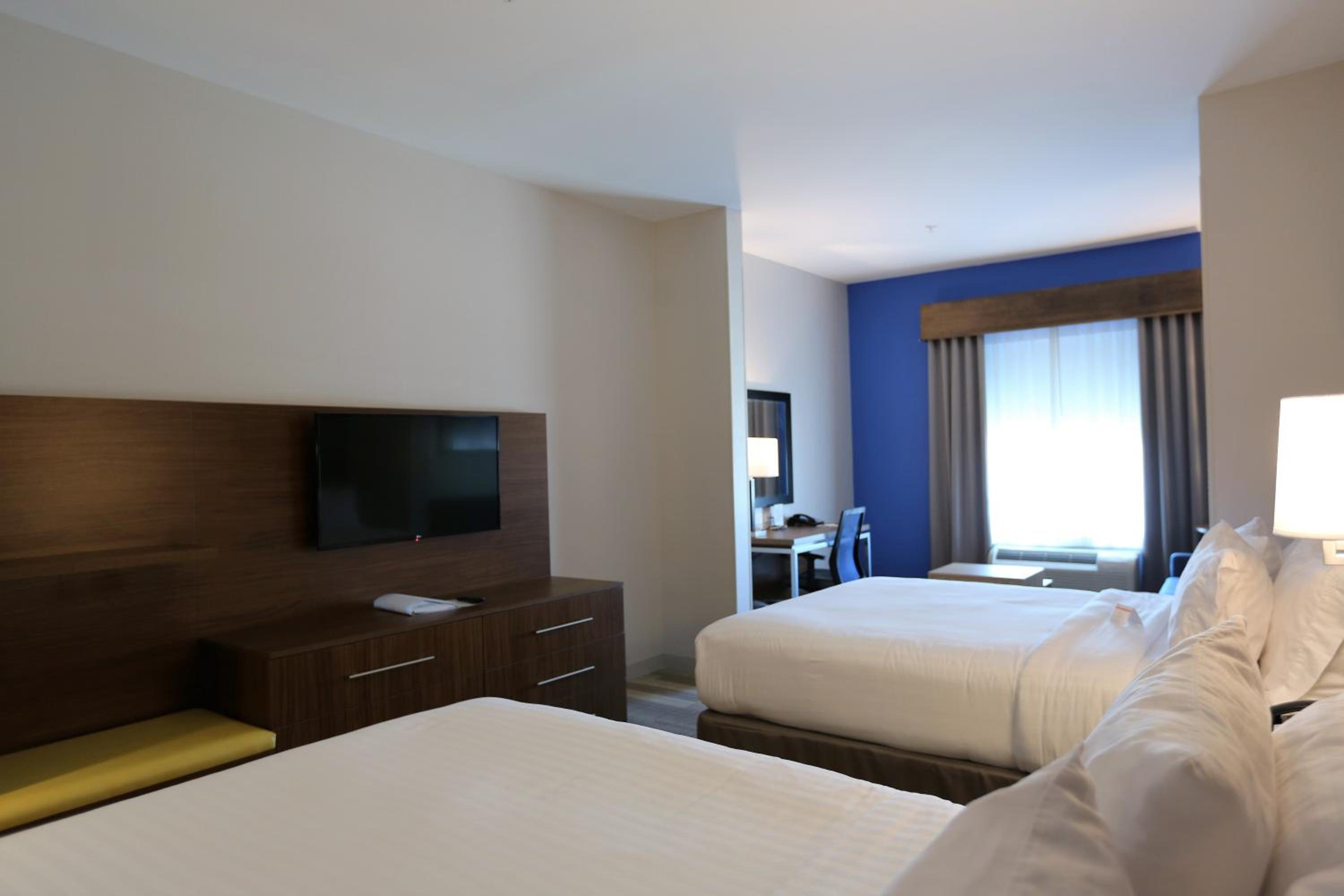 Queen Room with Two Queen Beds - Disability Access/Non-Smoking photo 3