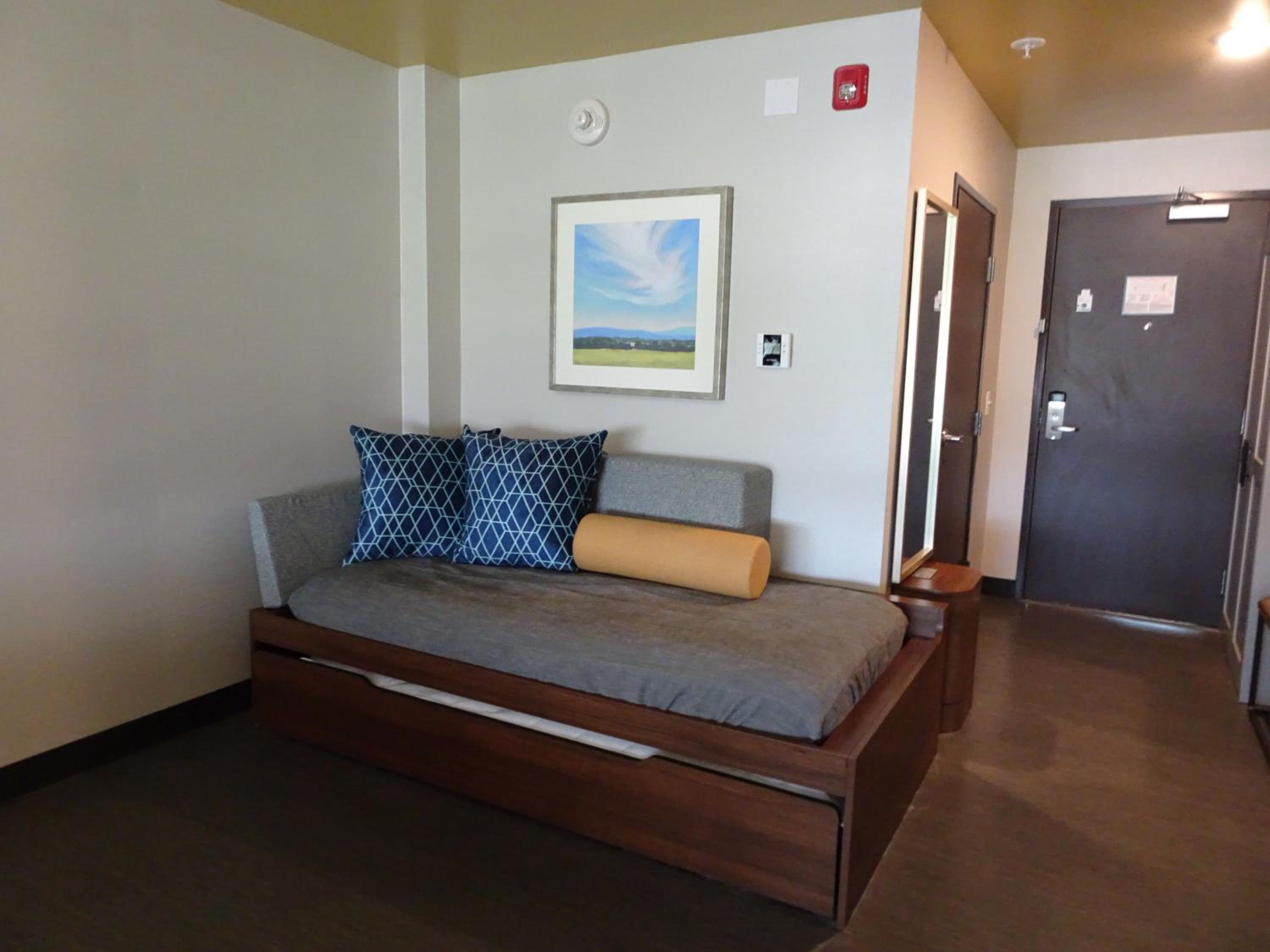 King Room with Roll-Away Bed - Non-Smoking