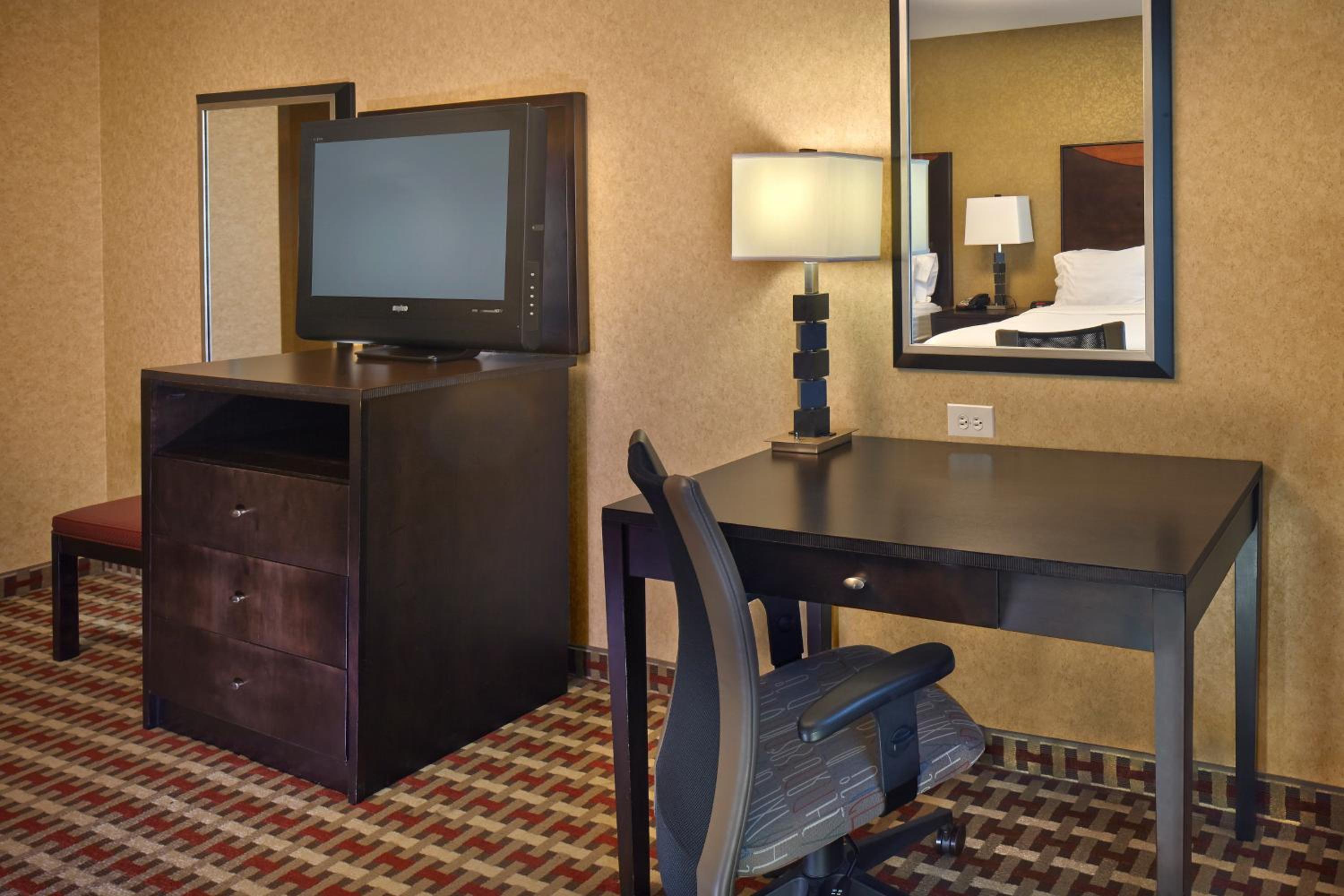 Standard Room with Two Queen Beds - Photo 2