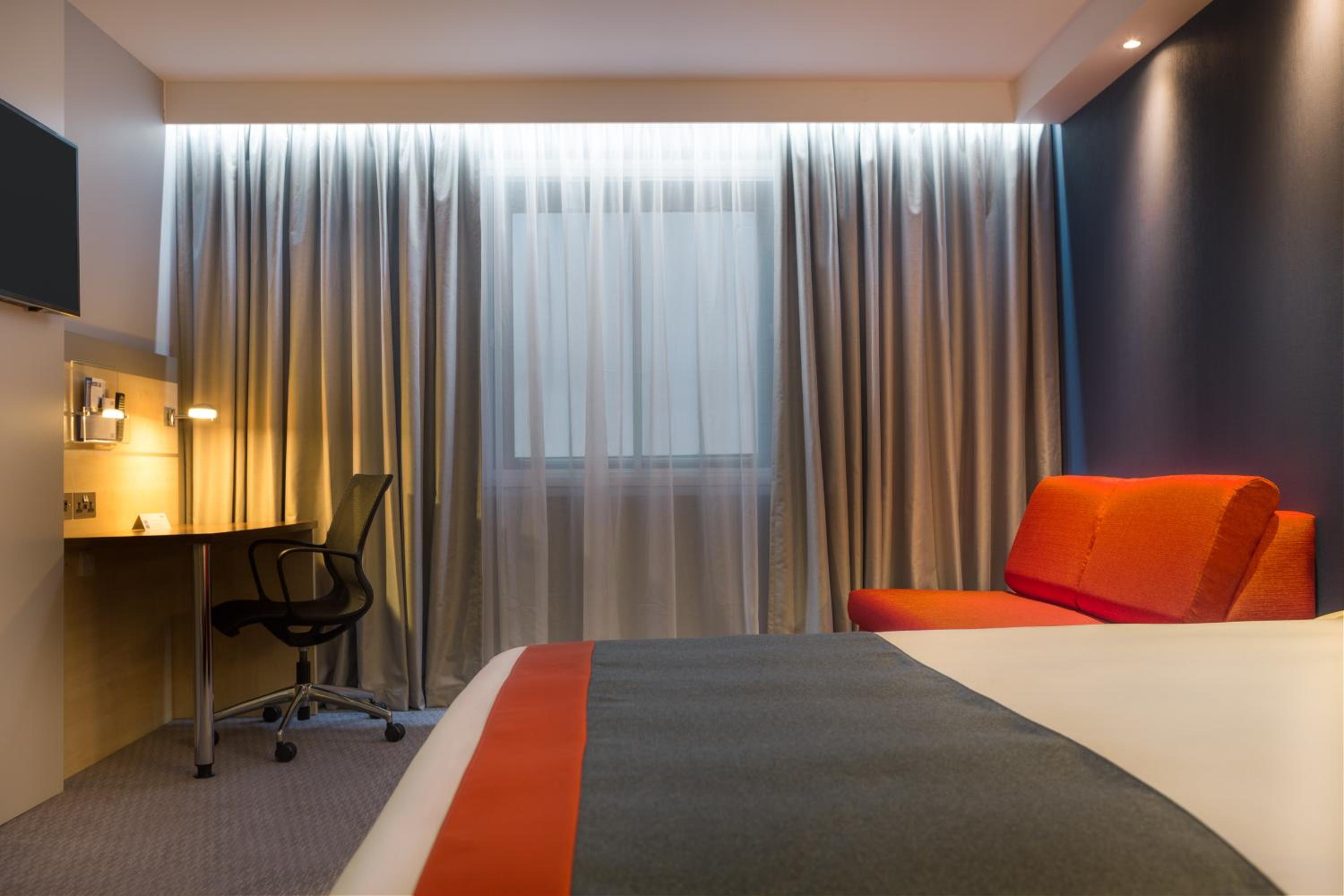 Standard Double Room with Sofa Bed and Free Hot Breakfast - Photo 9