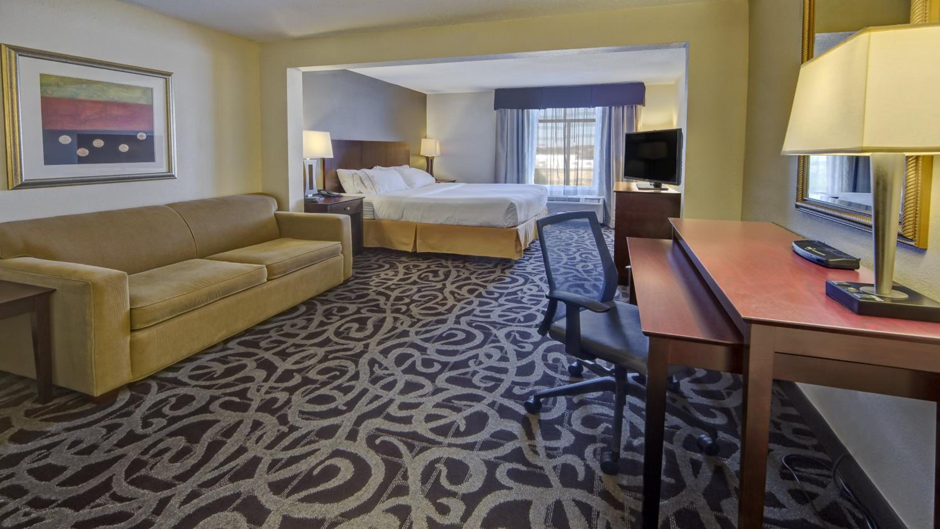 Standard King Room with Sofa Bed - Photo 3