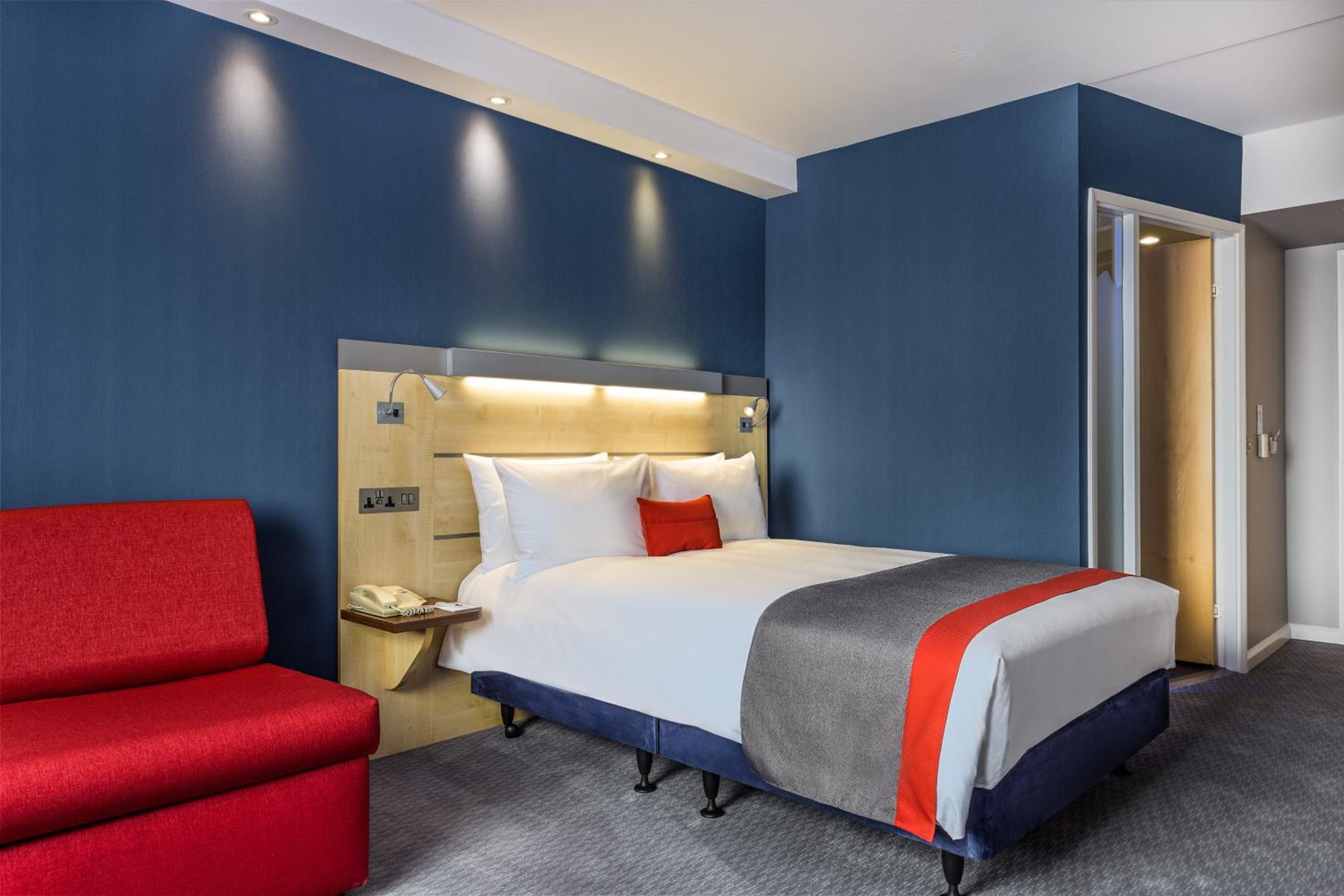Standard Double Room with Sofa Bed and Free Hot Breakfast - Photo 10