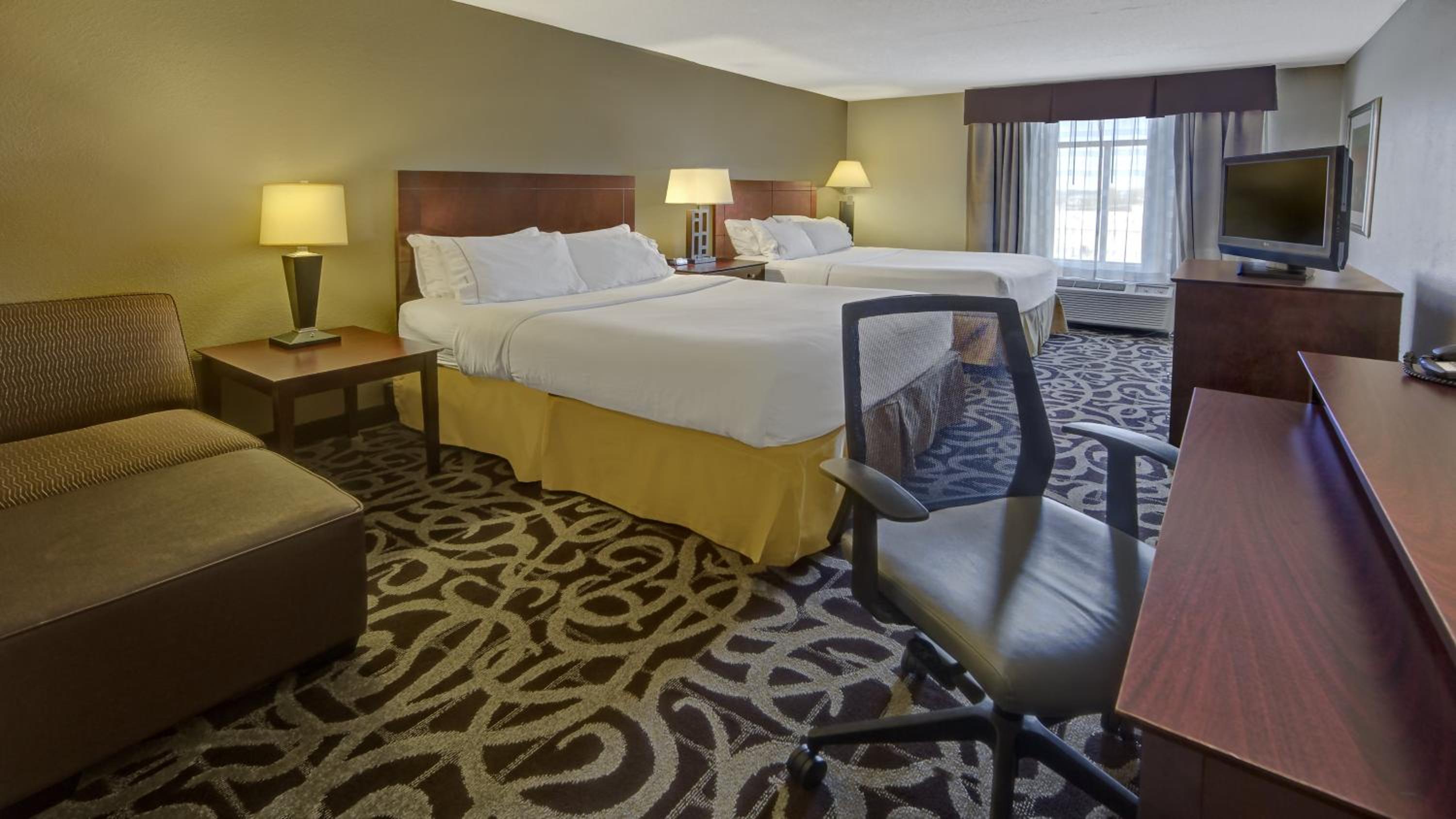 Standard Room with Two Queen Beds - Photo 4