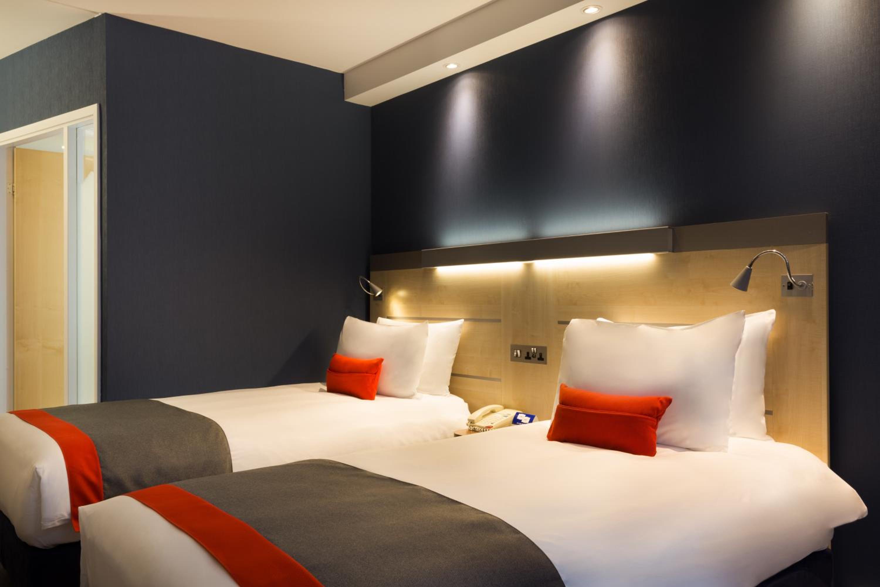 Standard Twin Room with Free Hot Breakfast - Photo 4
