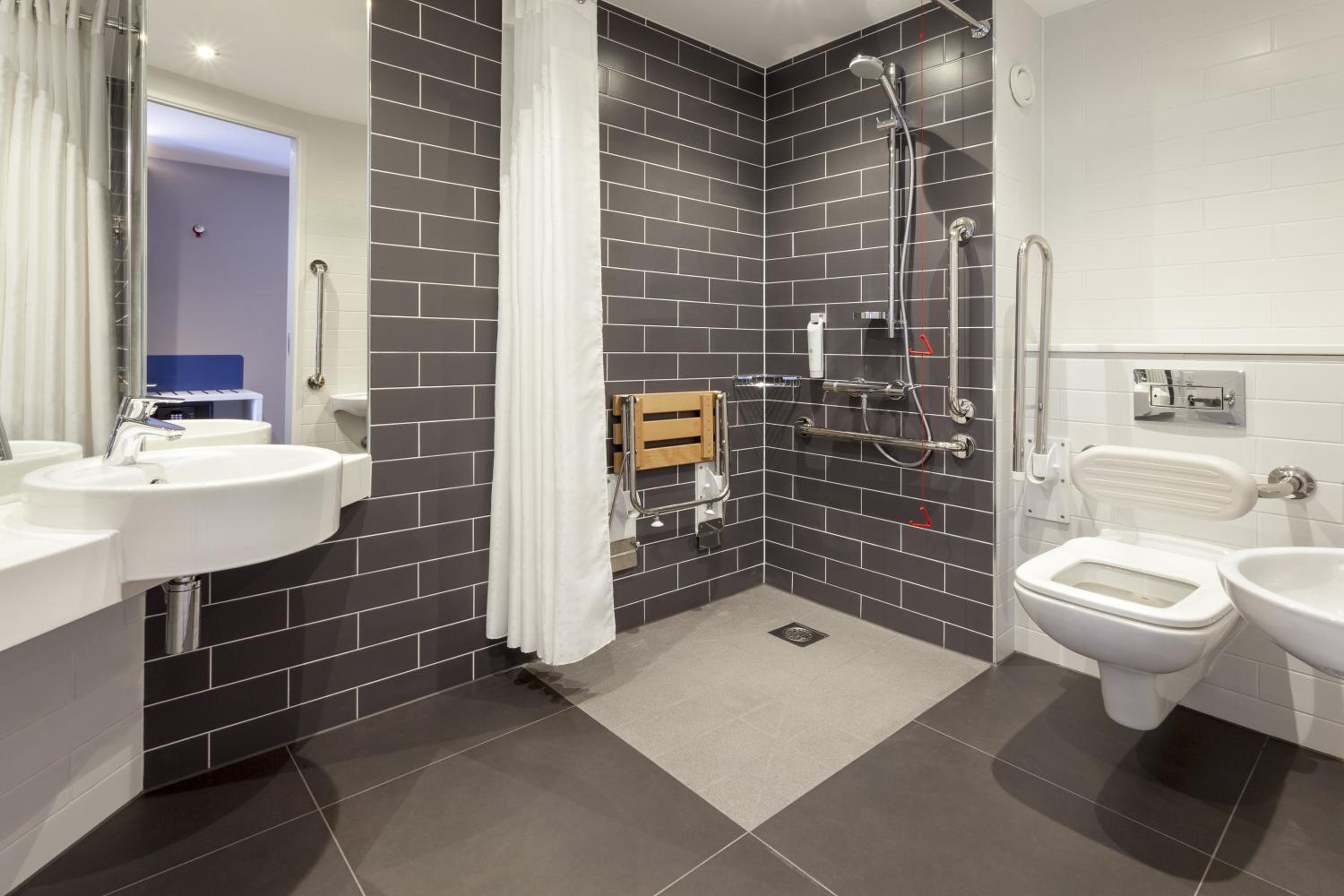 Double Room with Free Hot Breakfast - Accessible photo 3