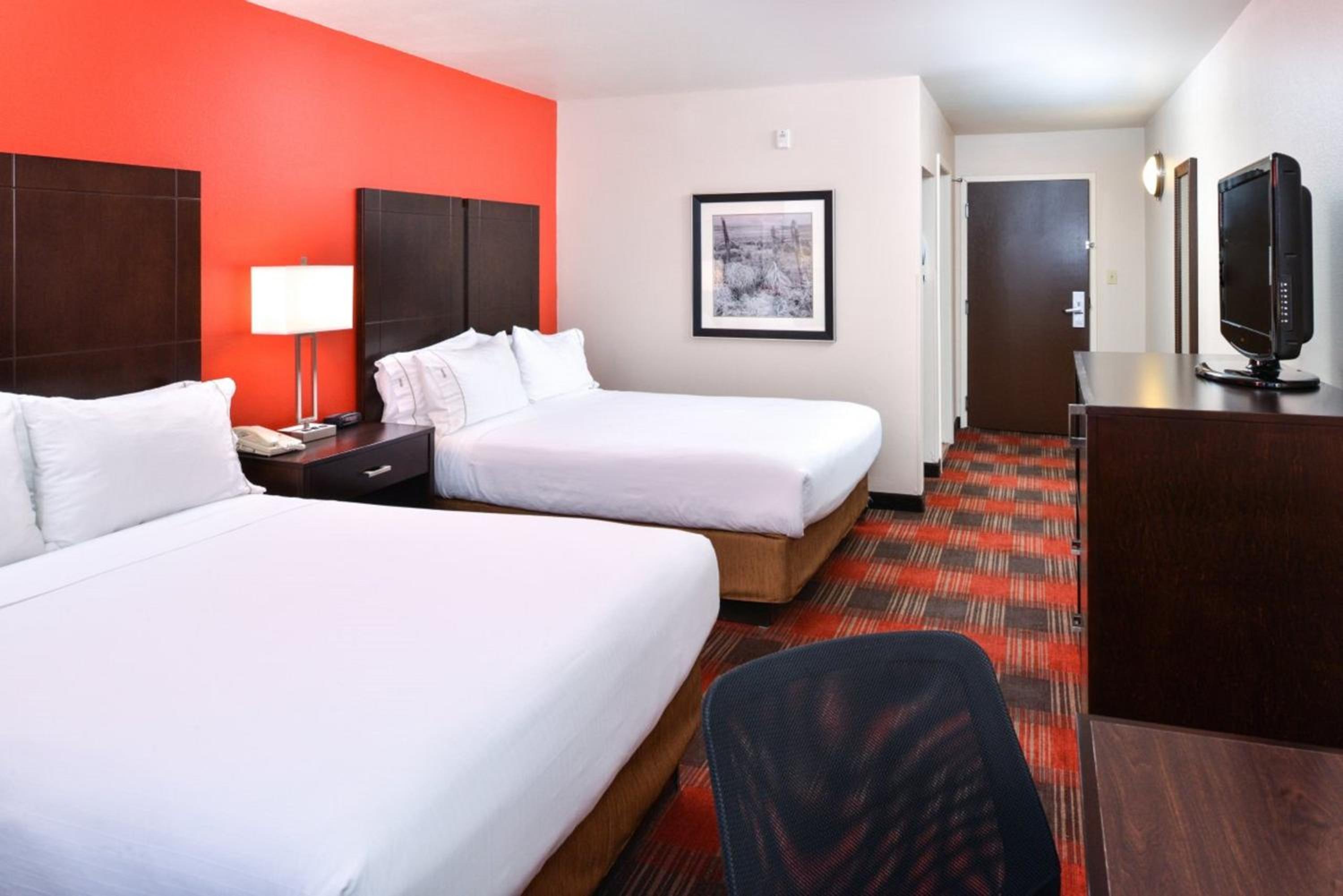 Standard Room with Two Queen Beds - Photo 1