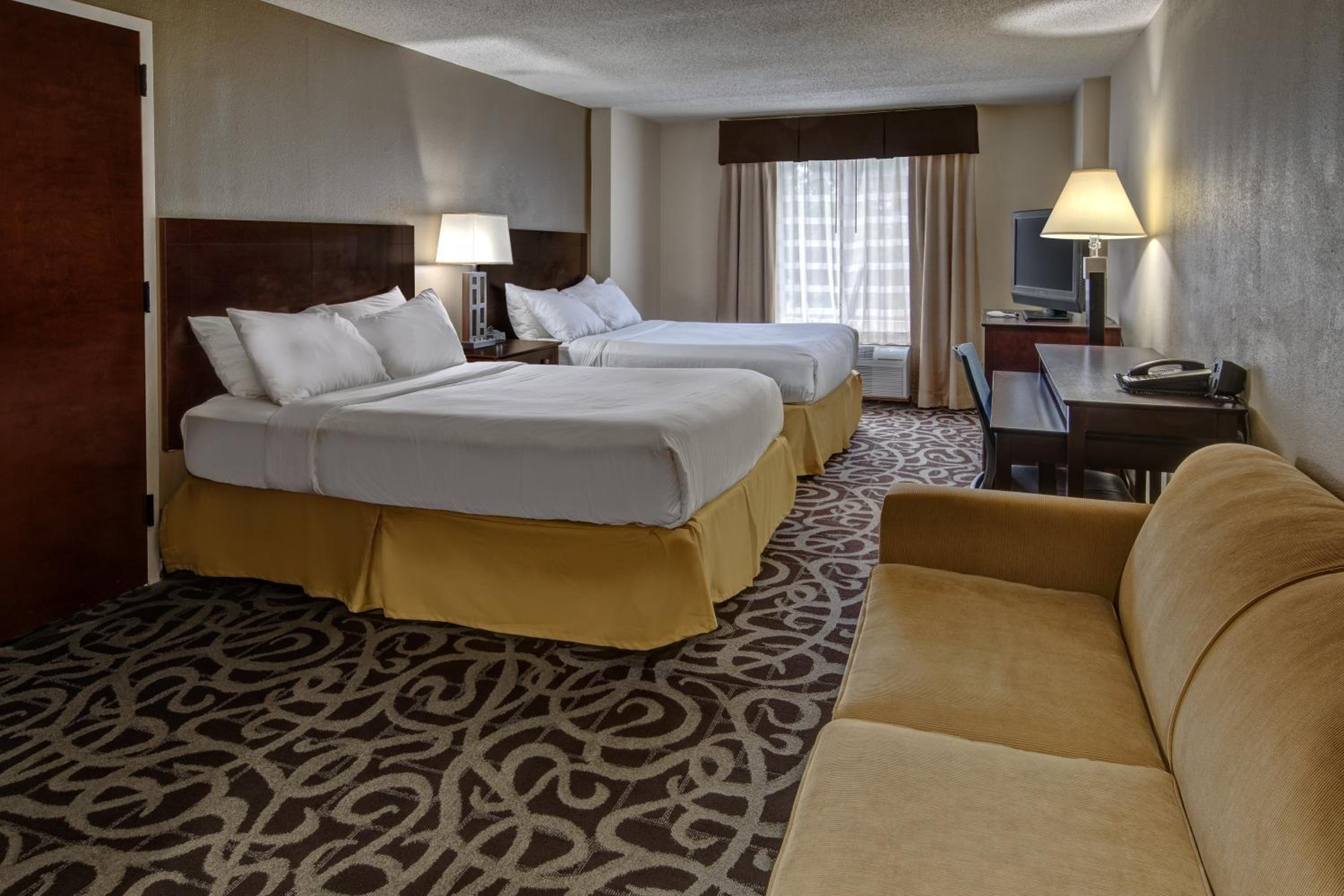 Queen Suite with Two Queen Beds - Photo 3