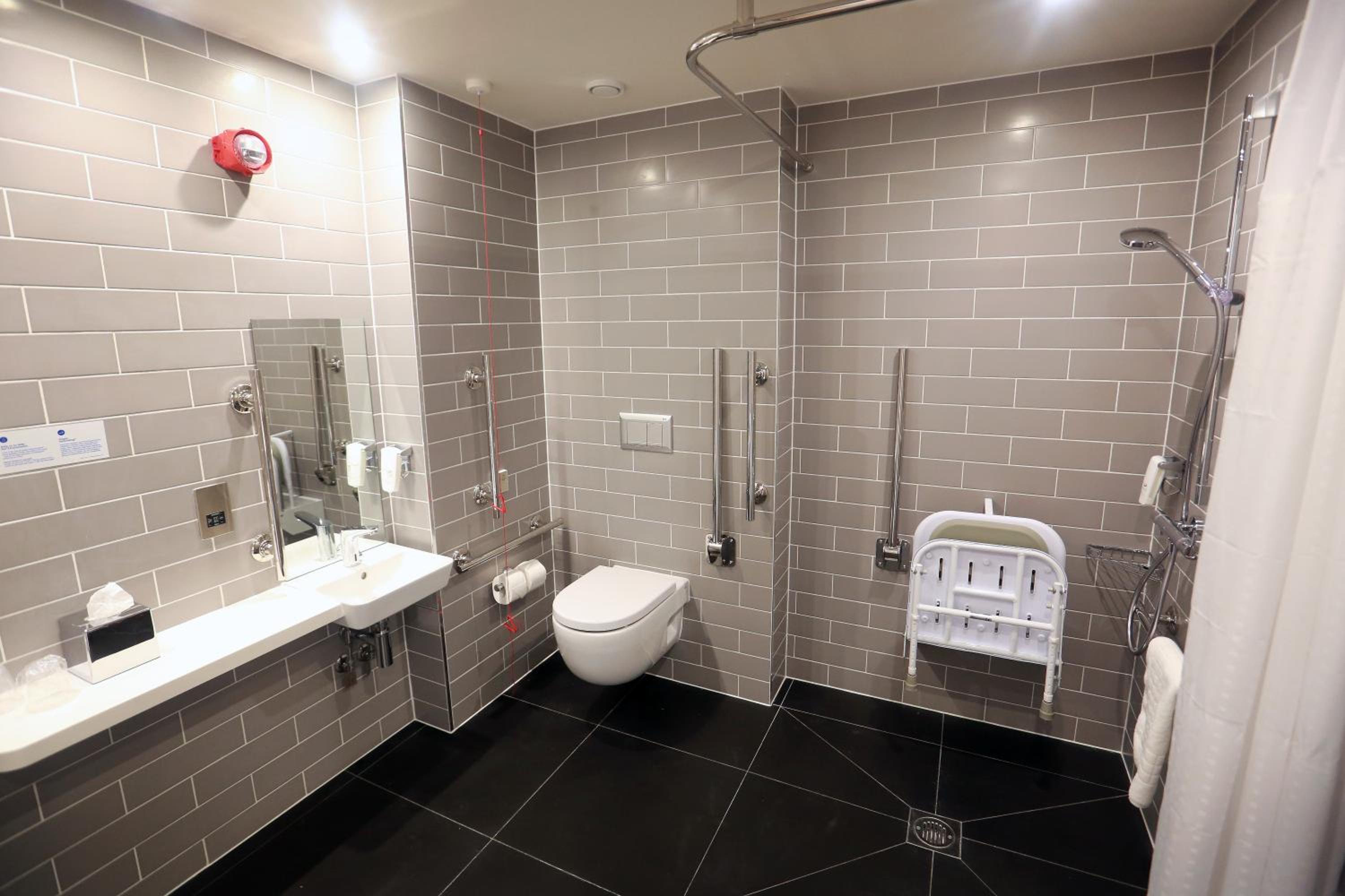 Standard Twin Room with Free Hot Breakfast - Accessible