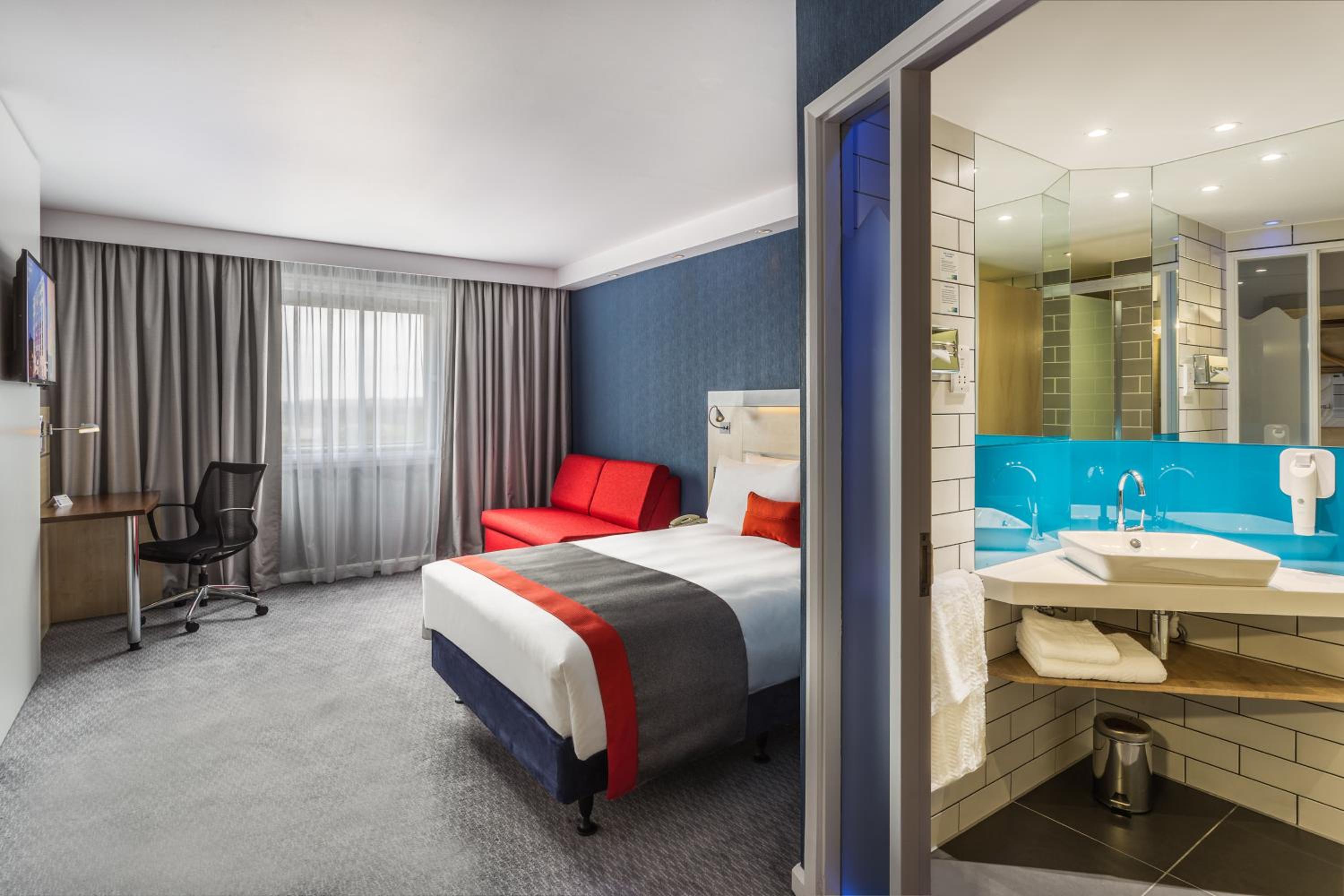 Standard Double Room with Sofa Bed and Free Hot Breakfast - Photo 2